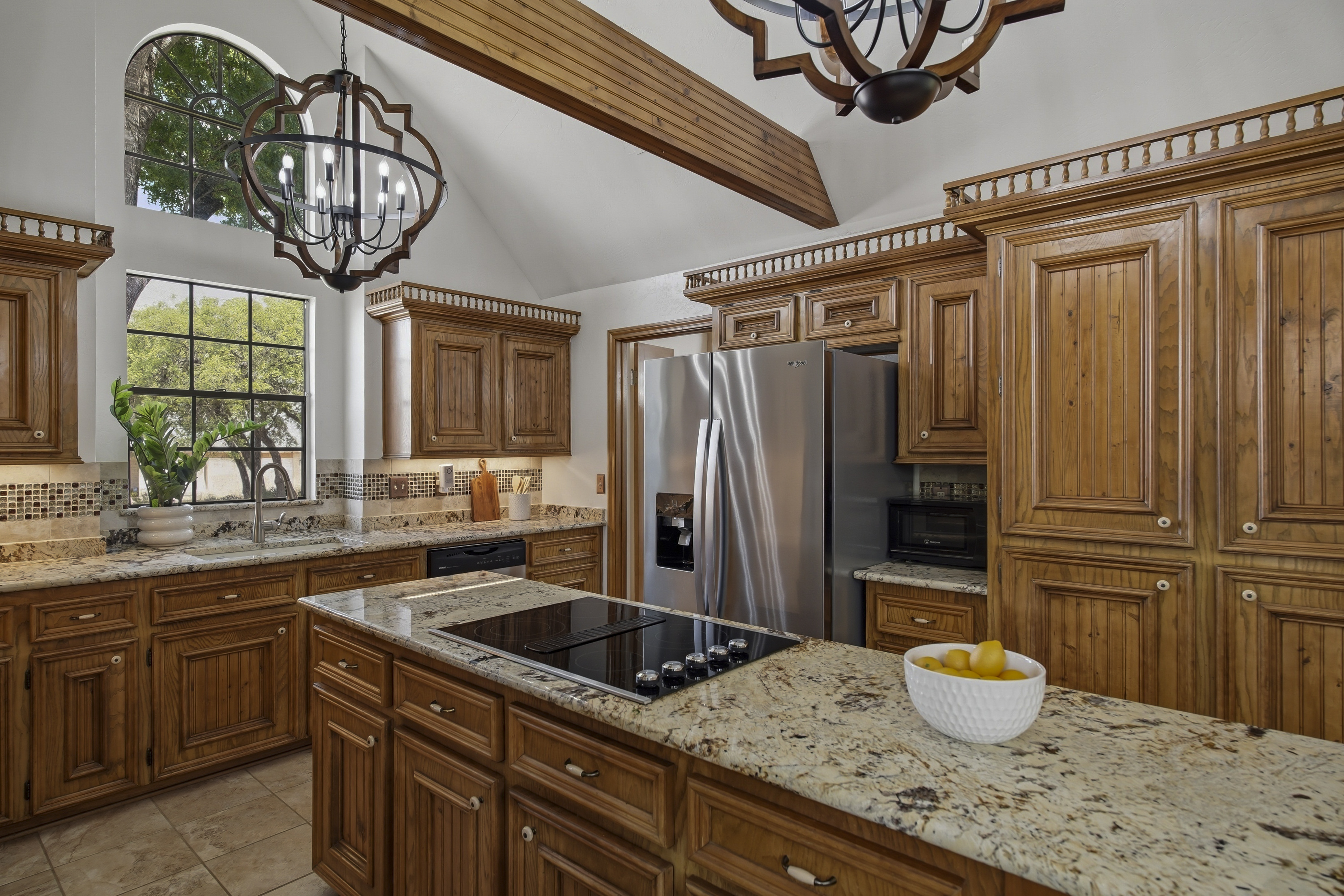  Custom Home with Private Backyard Oasis - 物件實景