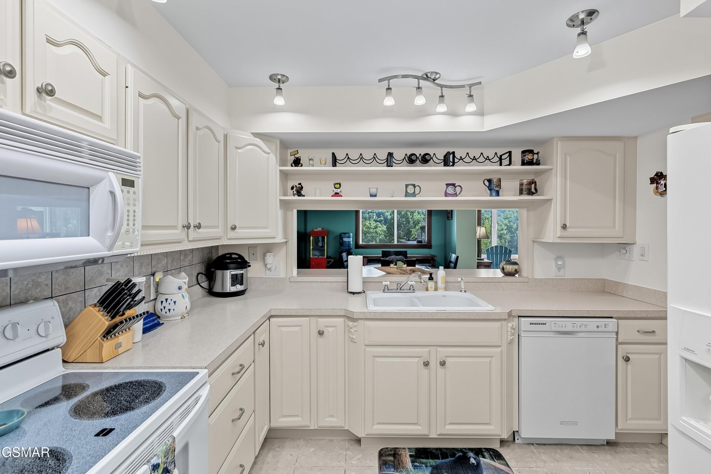 Gatlinburg, Tennessee, 37738, United States, 3 Bedrooms Bedrooms, ,2 BathroomsBathrooms,Residential,For Sale,2012103