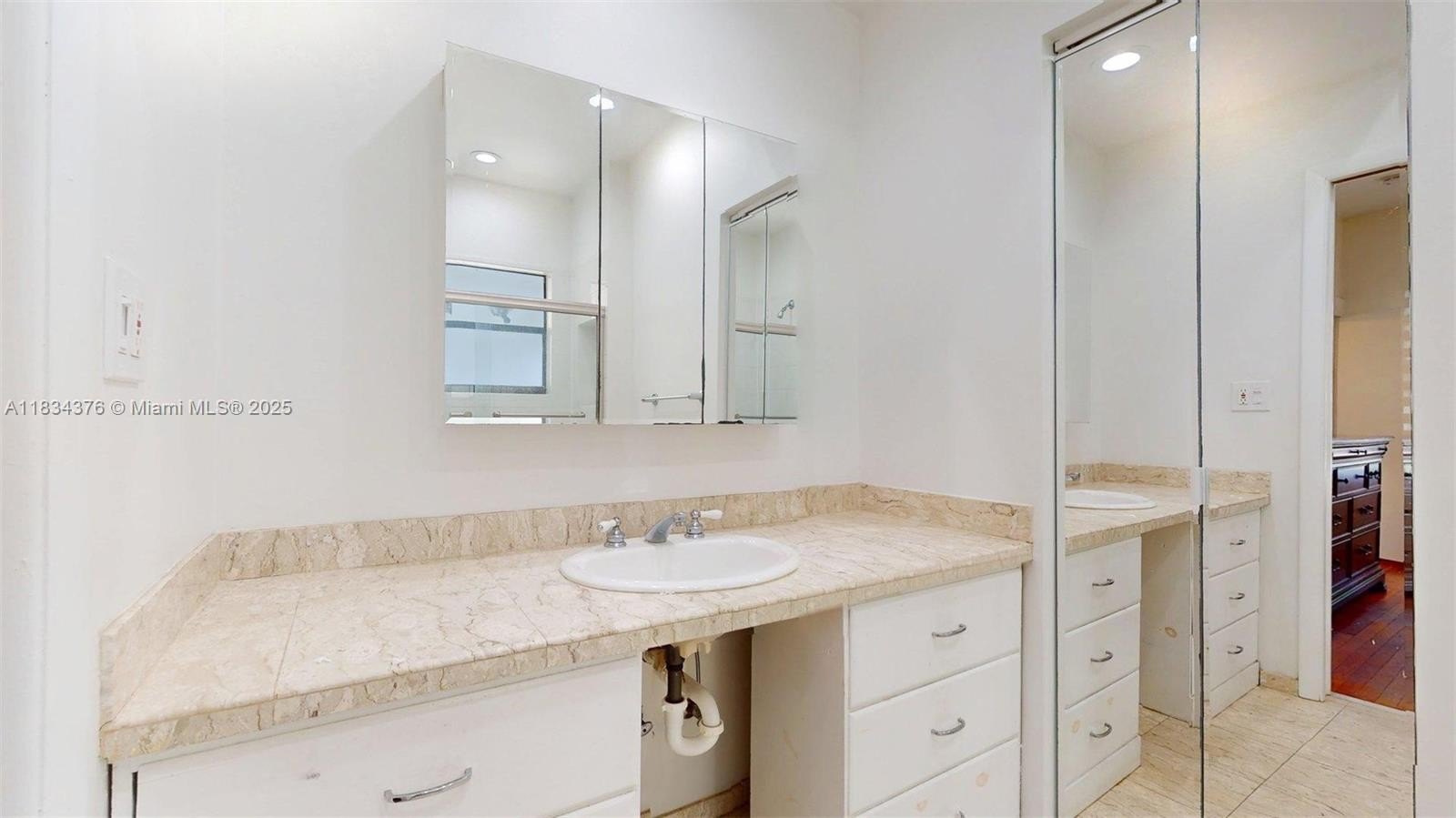 Coral Gables, Florida, 33134, United States, 2 Bedrooms Bedrooms, ,2 BathroomsBathrooms,Residential,For Sale,1989880