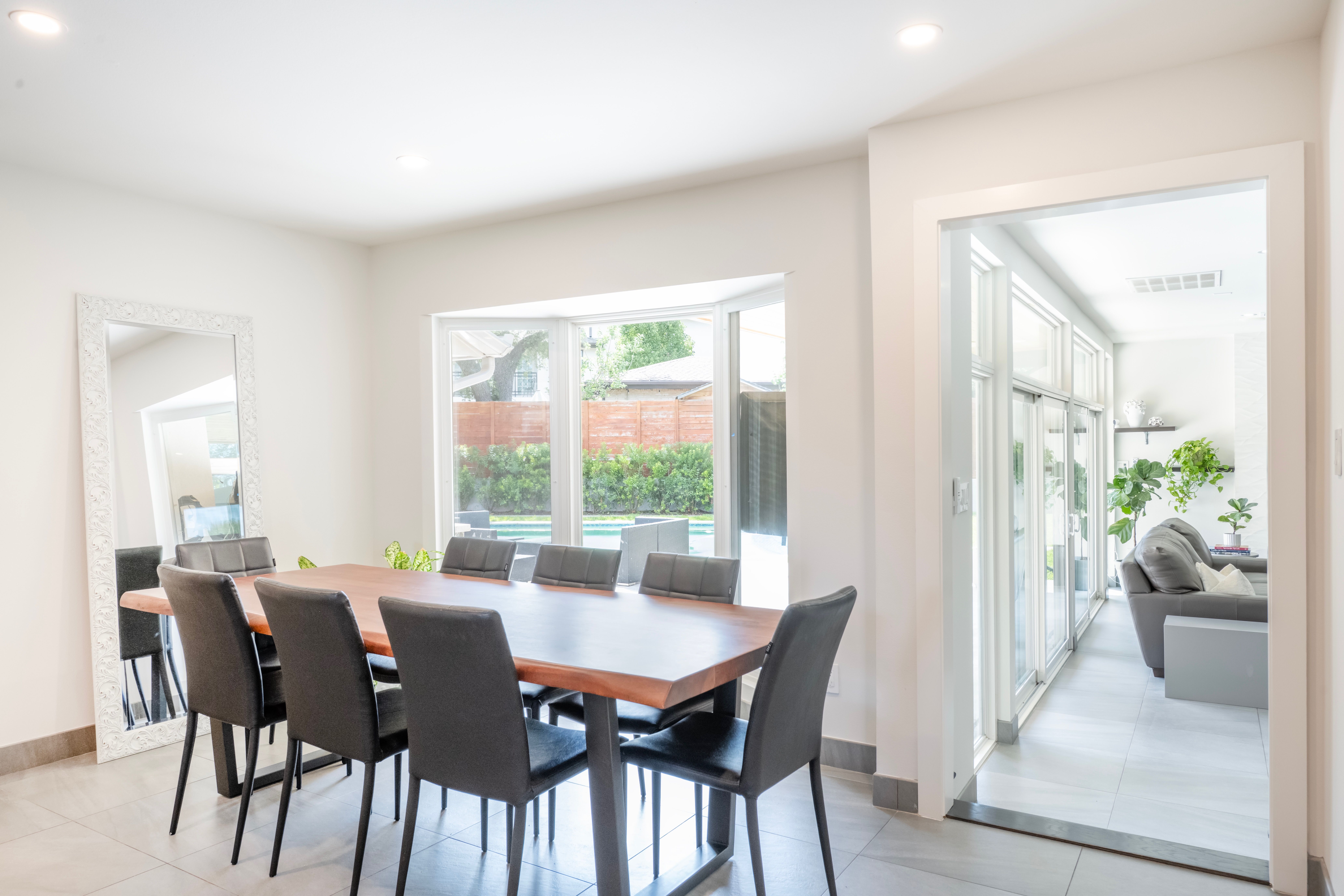  Desirable Corner Lot Home with Back Yard Oasis - 物件實景