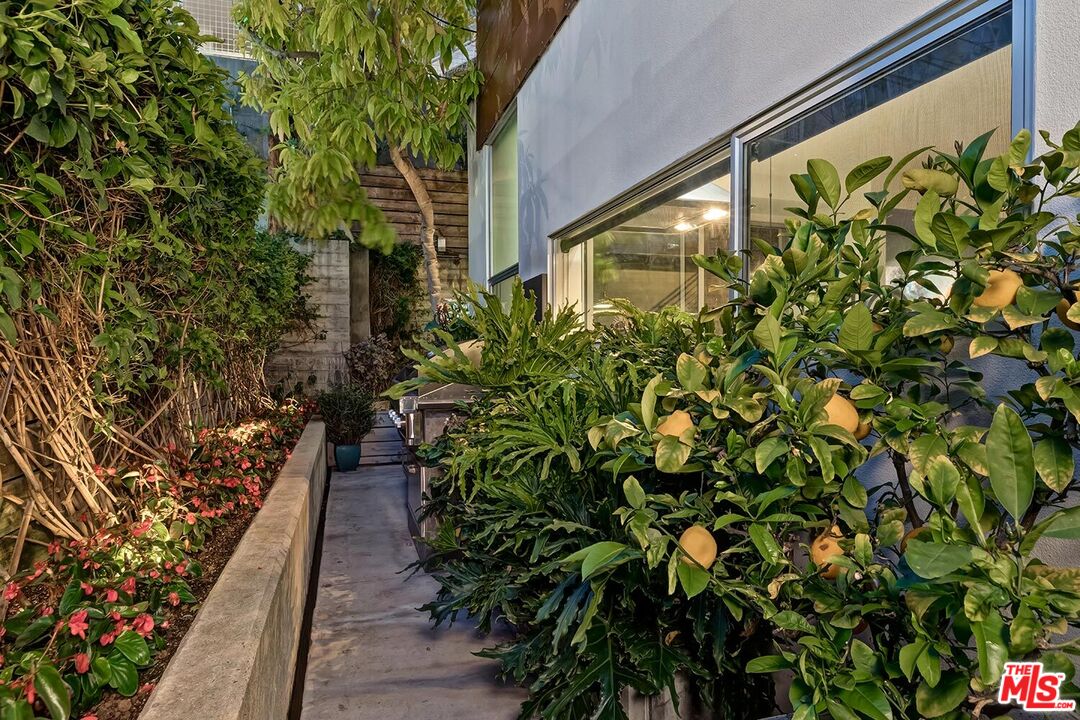 West Hollywood, California, 90069, United States, 2 Bedrooms Bedrooms, ,2 BathroomsBathrooms,Residential,For Sale,1760061