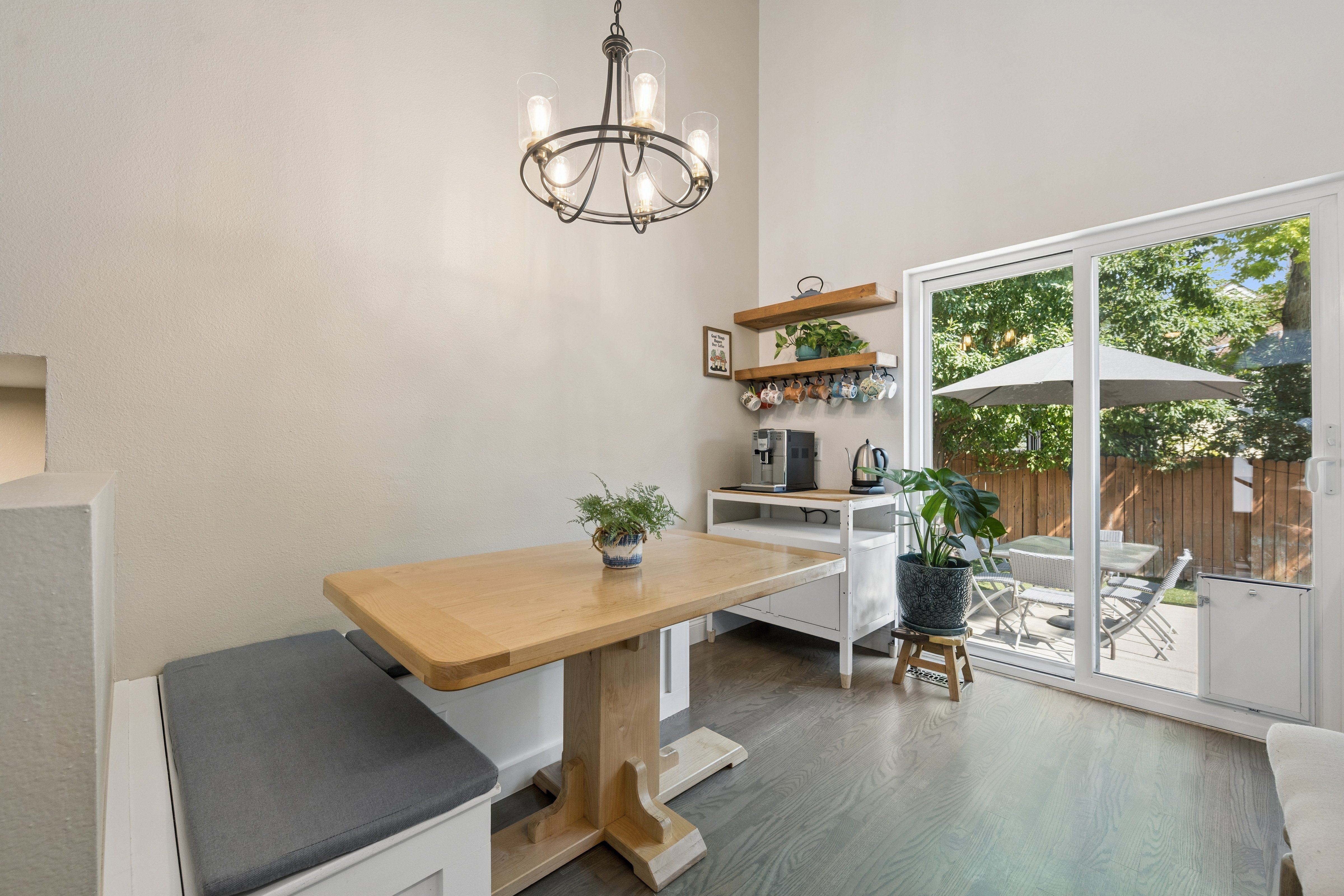  Beautifully updated home-Renovated from top to bottom with exceptional attention - 物件實景