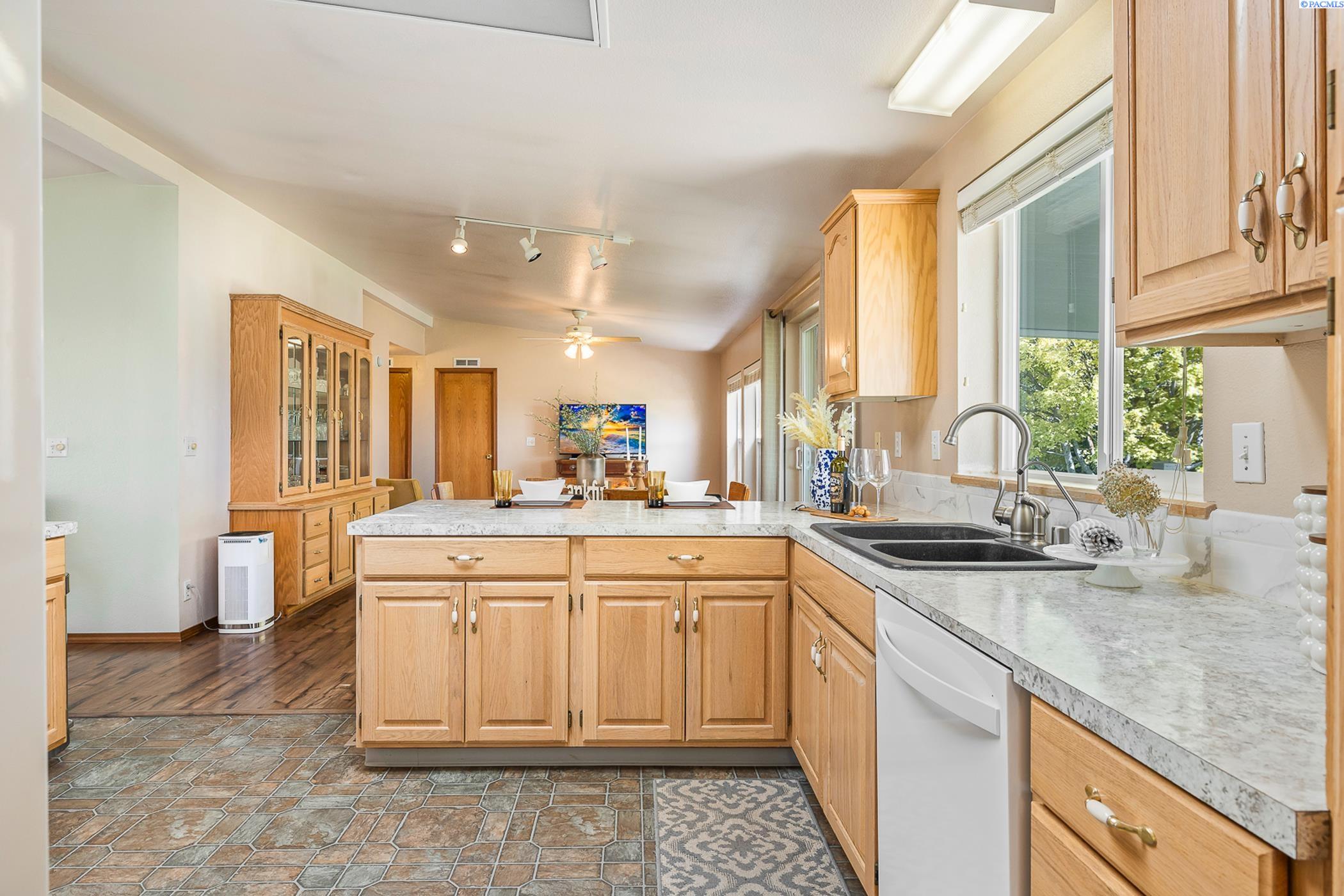 Eltopia, Washington, 99330, United States, 4 Bedrooms Bedrooms, ,1 BathroomBathrooms,Residential,For Sale,1901493