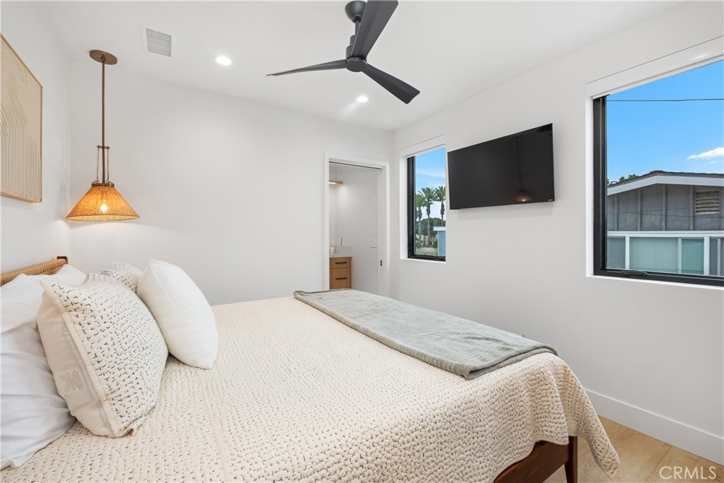 Newport Beach, California, 92663, United States, 5 Bedrooms Bedrooms, ,6 BathroomsBathrooms,Residential,For Sale,1993408