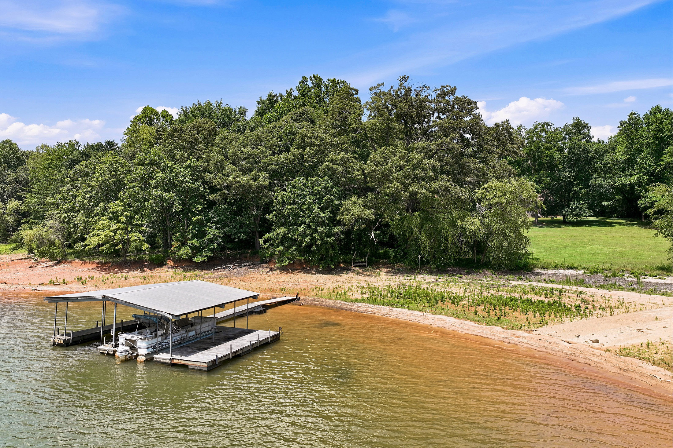  Lakefront Estate with Private Dock, Guest Home and Pool - 物件實景