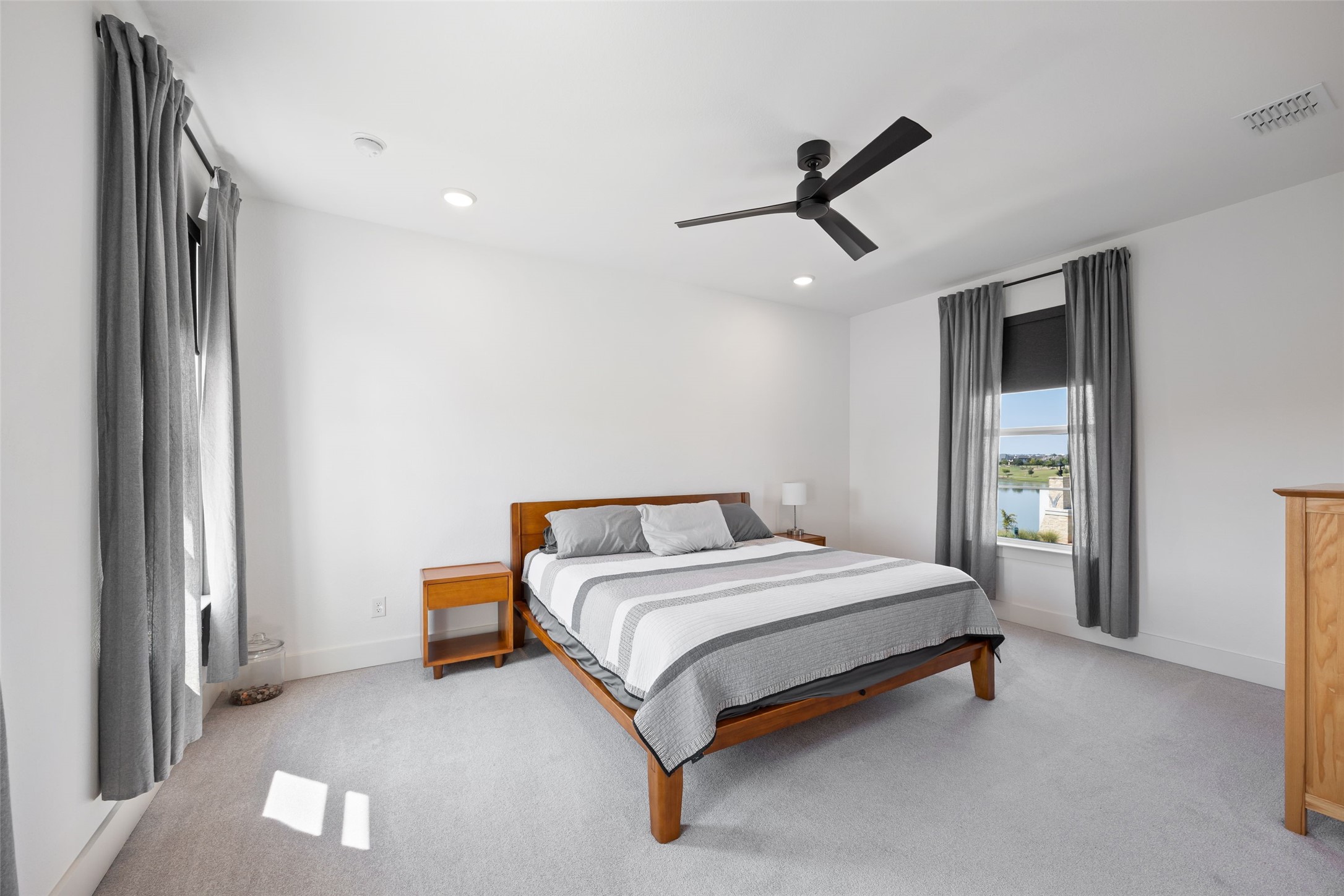 Arlington, Texas, 76005, United States, 4 Bedrooms Bedrooms, ,5 BathroomsBathrooms,Residential,For Sale,1963116