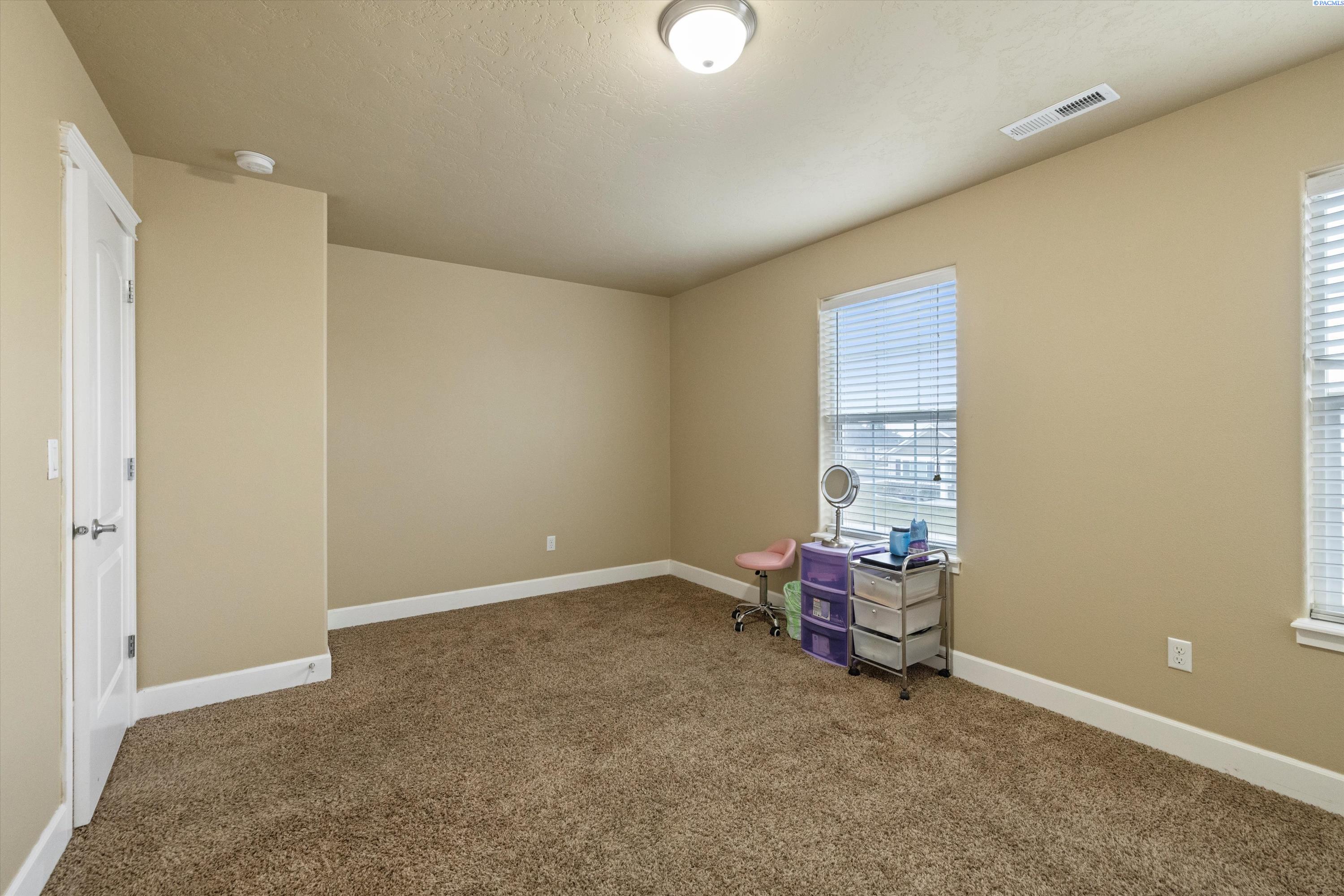 Pasco, Washington, 99301, United States, 6 Bedrooms Bedrooms, ,3 BathroomsBathrooms,Residential,For Sale,1705184