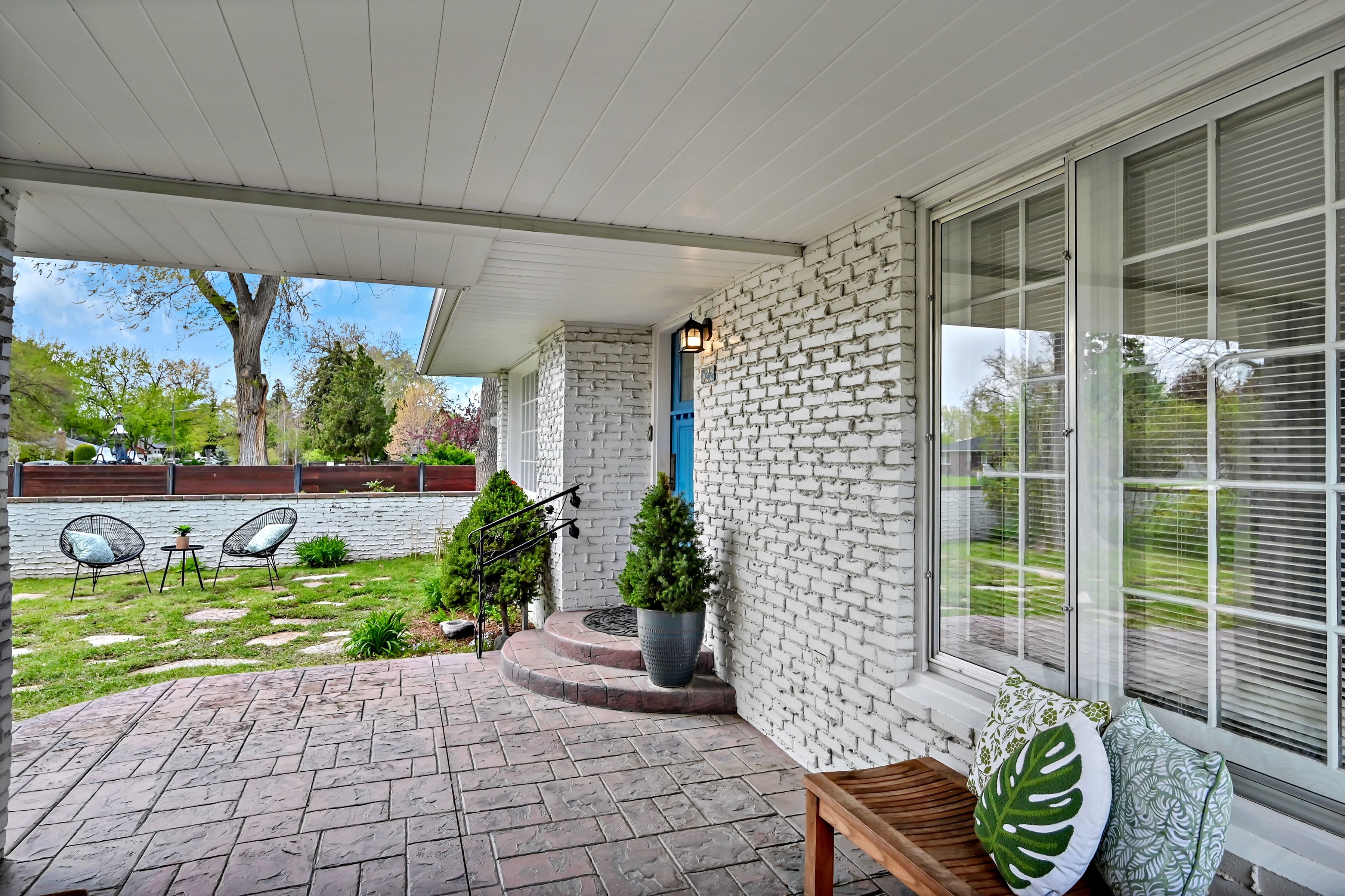  Storybook Single-Level Brick Cottage with Privacy and Expansive Gardens - 物件實景