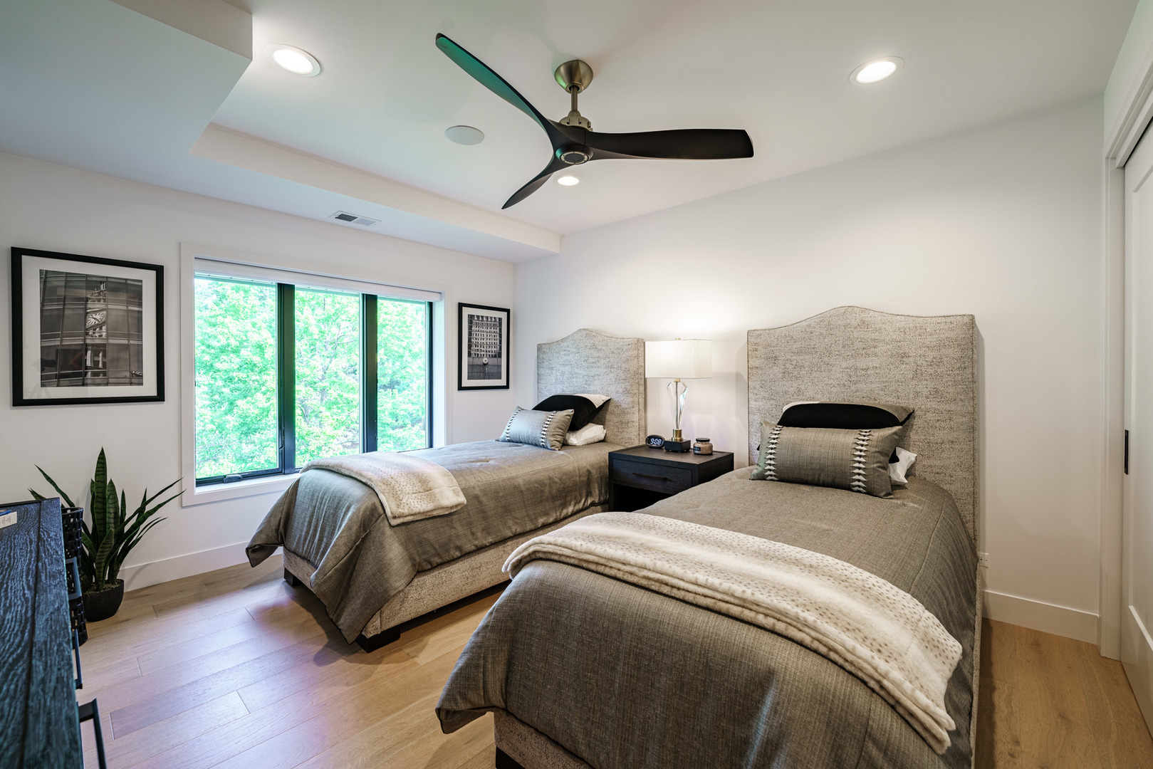 Oak Brook, Illinois, 60523, United States, 2 Bedrooms Bedrooms, ,2 BathroomsBathrooms,Residential,For Sale,1927231