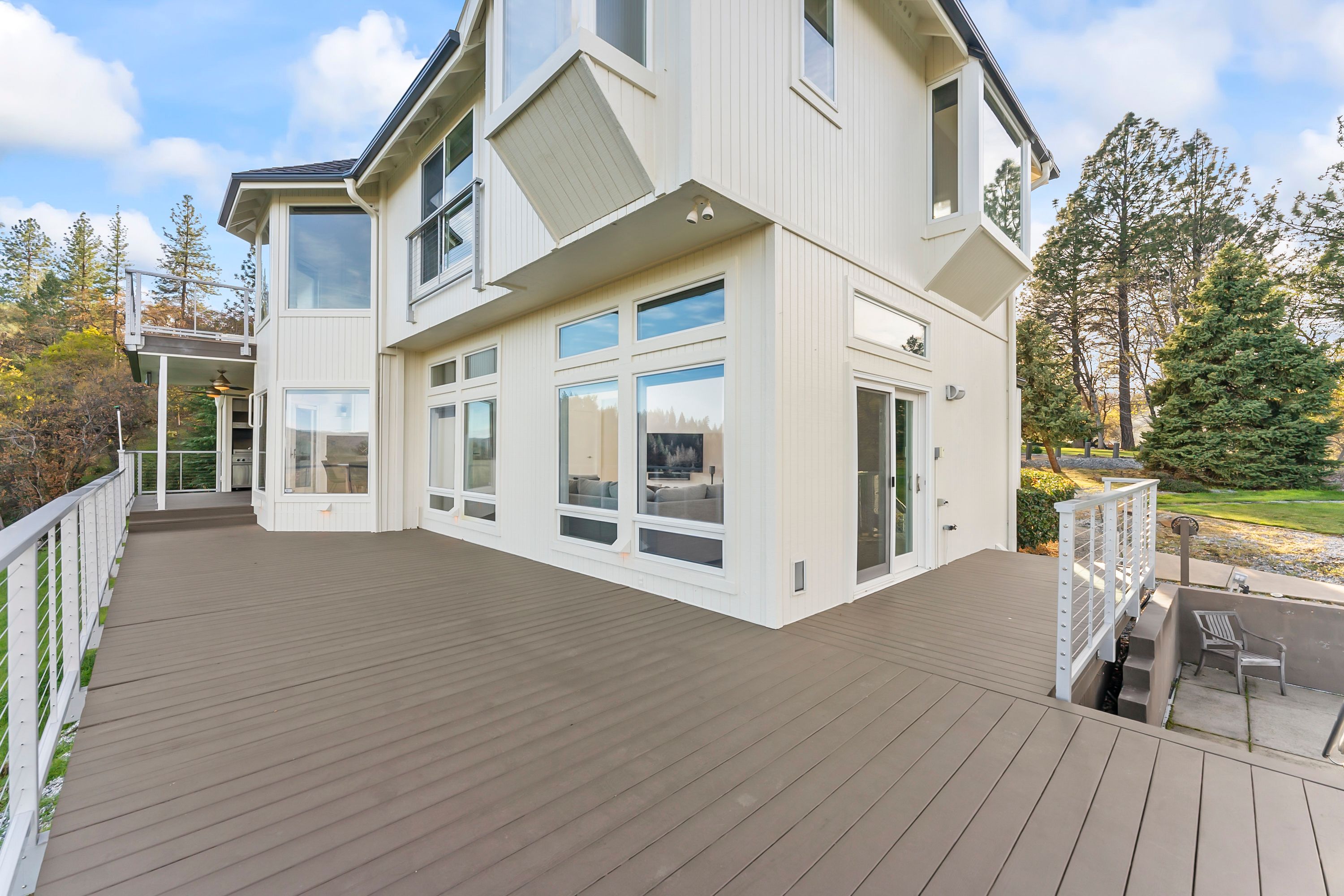  River Views • Pool • A Striking Estate That Makes a Statement - 物件實景