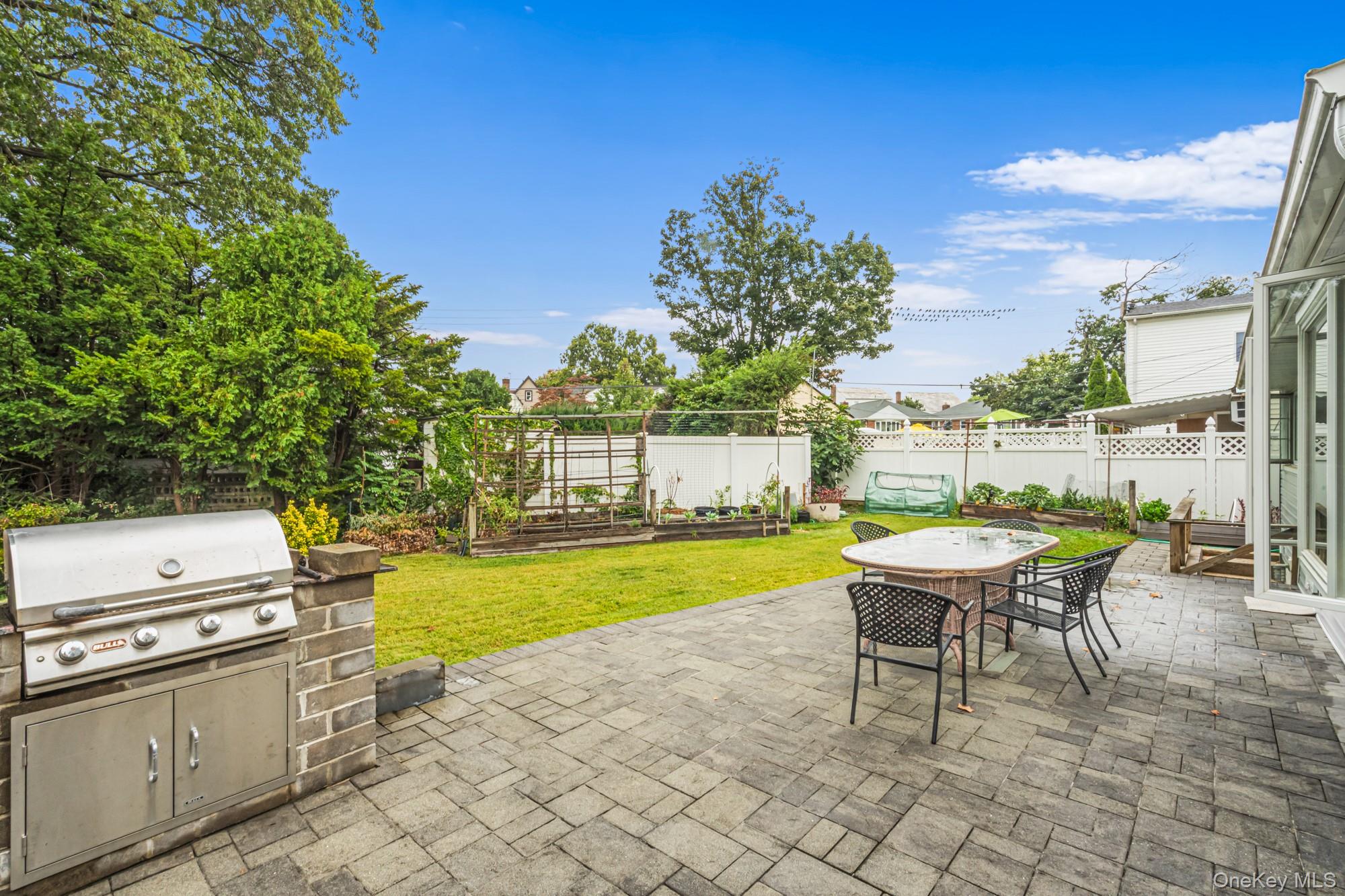  27-22 Bayside Lane, Flushing, NY, 11358 - 物件實景