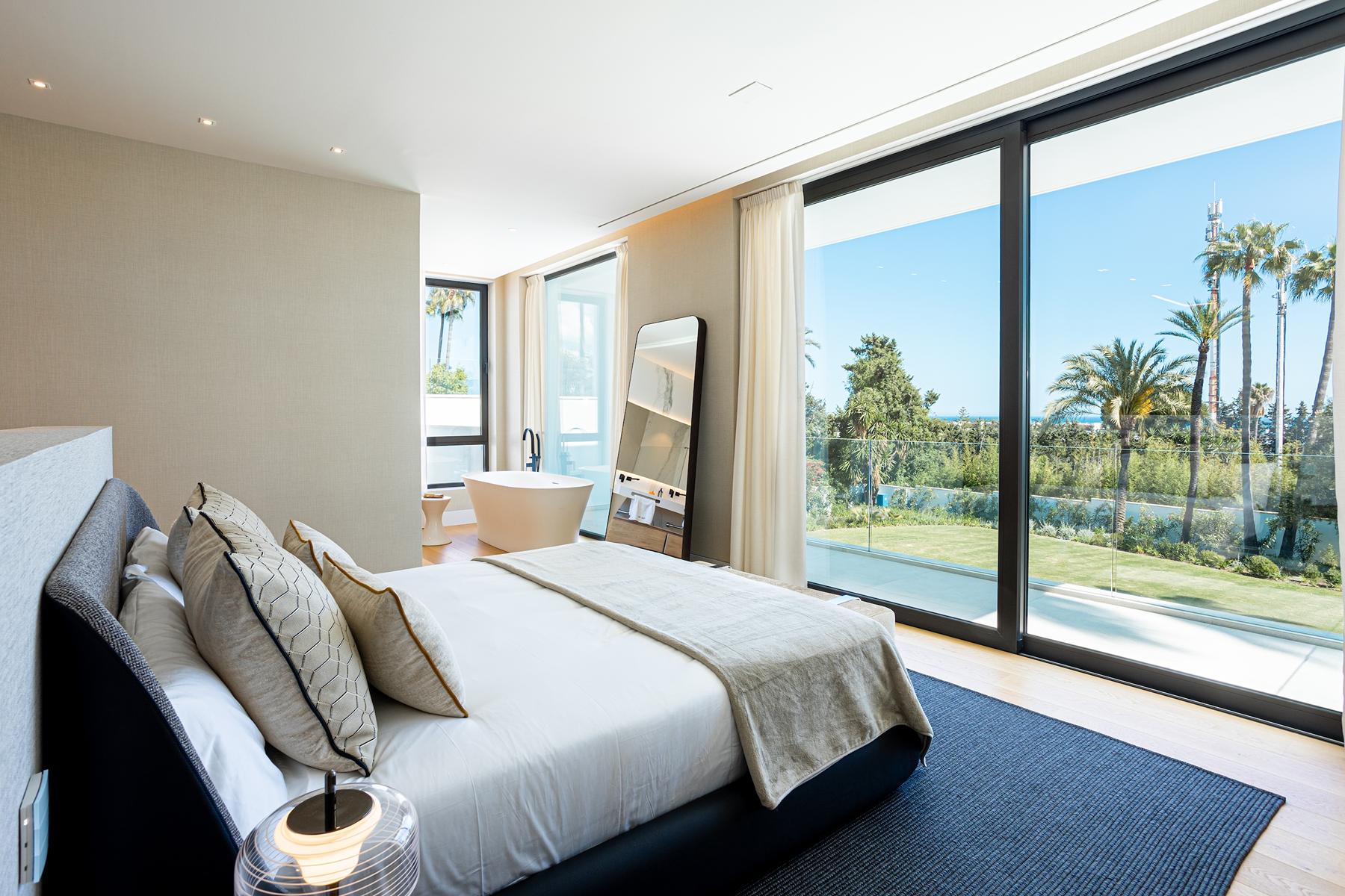  South-facing villa with expansive garden near El Paraíso Golf - 物件實景