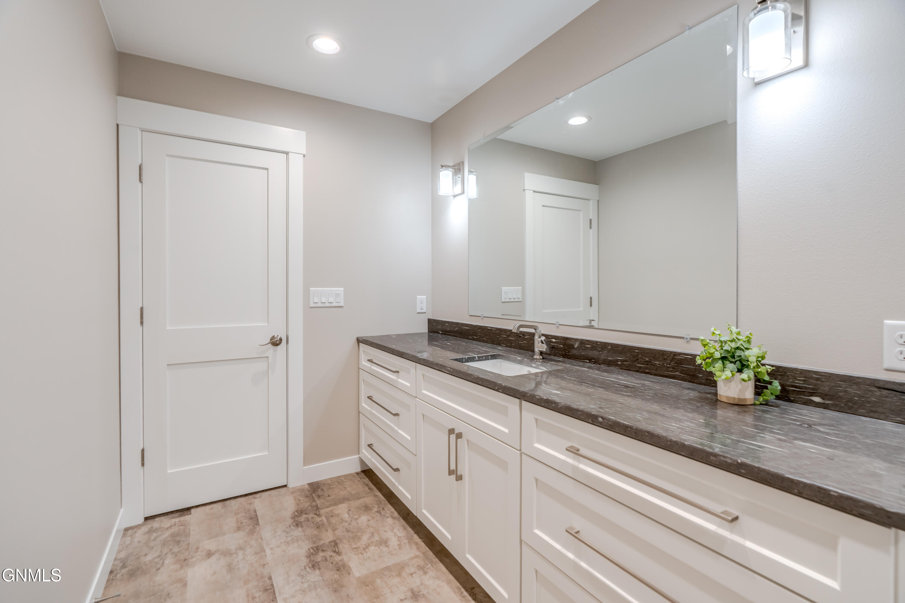 Bismarck, North Dakota, 58504, United States, 3 Bedrooms Bedrooms, ,3 BathroomsBathrooms,Residential,For Sale,2032650