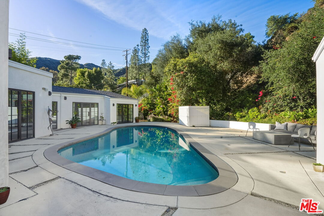 Los Angeles, California, 90049, United States, 3 Bedrooms Bedrooms, ,3 BathroomsBathrooms,Residential,For Sale,2002903