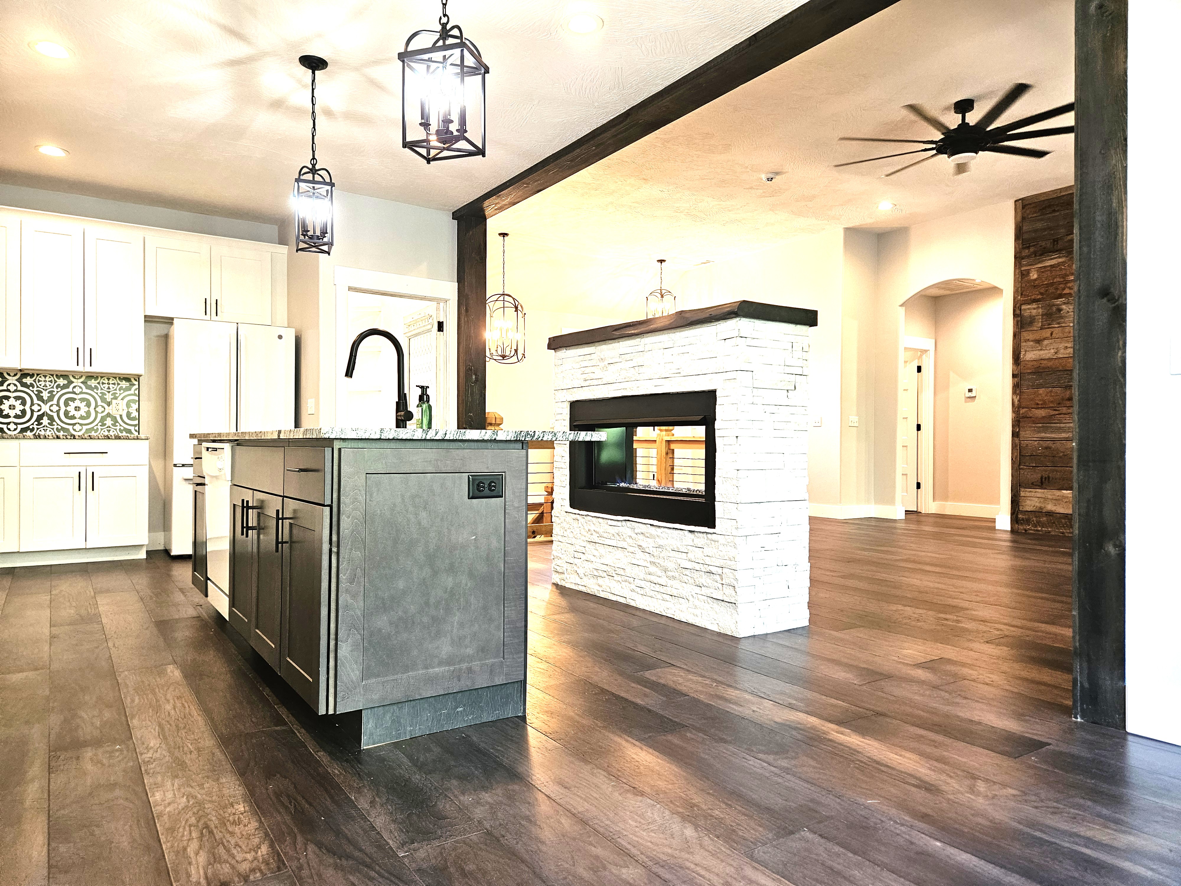 SPRINGFIELD, Missouri, 65804, United States, 4 Bedrooms Bedrooms, ,4 BathroomsBathrooms,Residential,For Sale,1996433