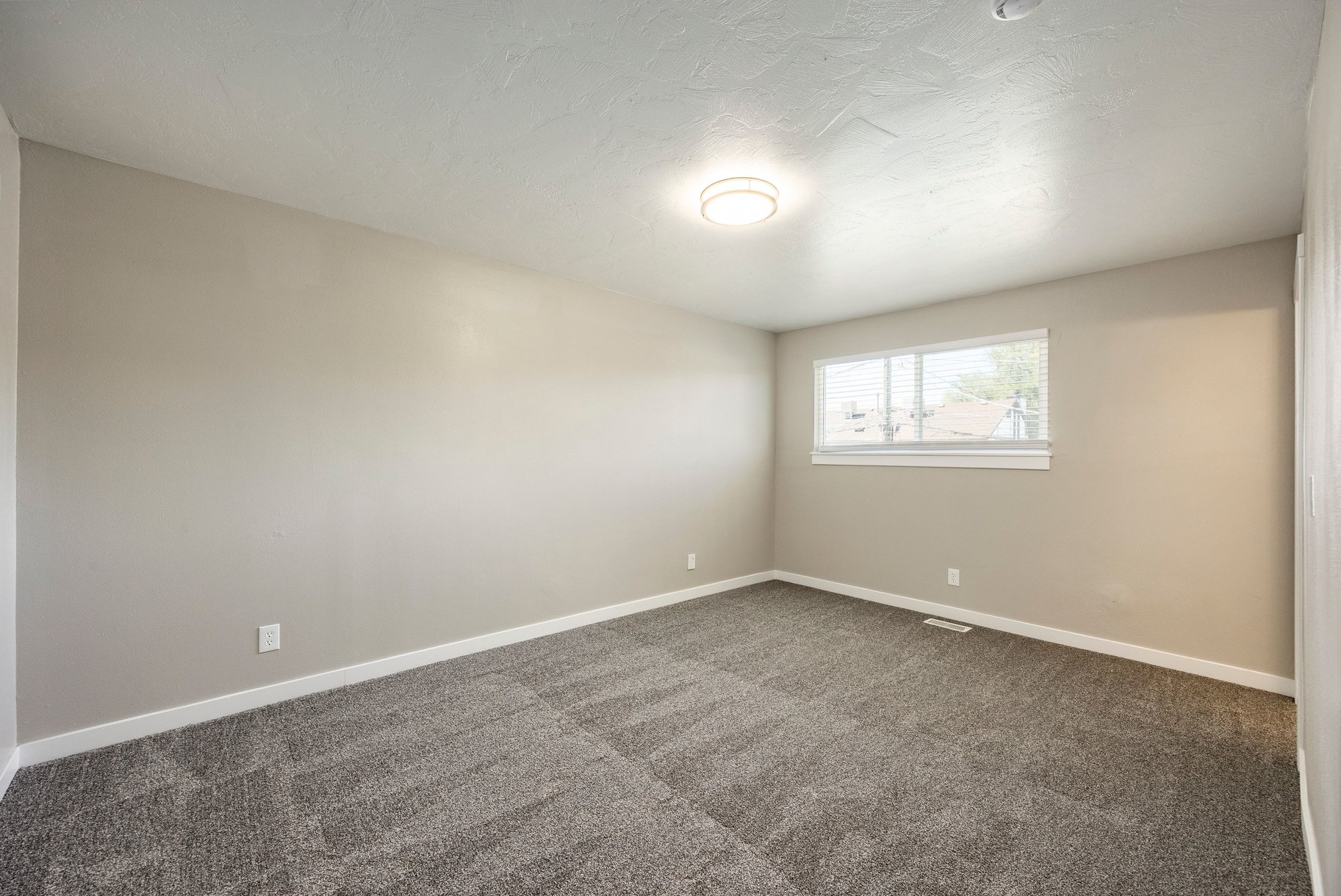  Turnkey Duplex Opportunity with Long-Term Tenant in Place - 物件實景