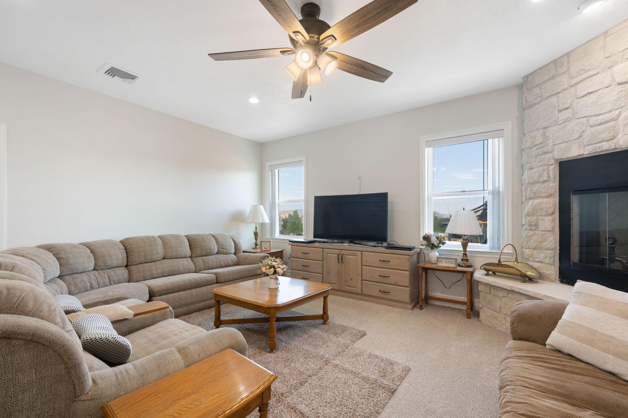 Leeds, Utah, 84746, United States, 5 Bedrooms Bedrooms, ,3 BathroomsBathrooms,Residential,For Sale,1914363