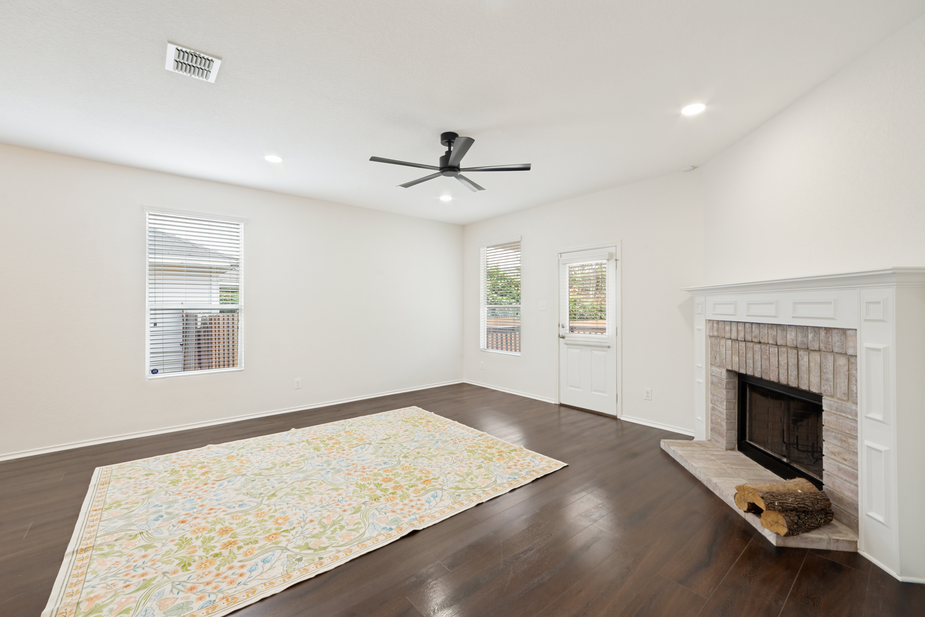  Charming Home with Fireplace and Patio - 物件實景