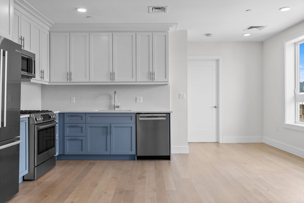 Boston, Massachusetts, 02128, United States, 2 Bedrooms Bedrooms, ,2 BathroomsBathrooms,Residential,For Sale,1929119