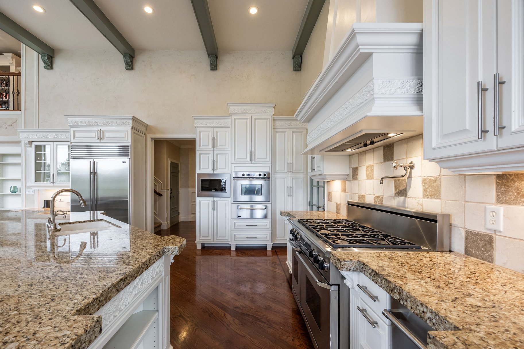 Stately Gated-Community Estate on Nearly Half an Acre: Vaulted Ceilings, Valley - 物件實景