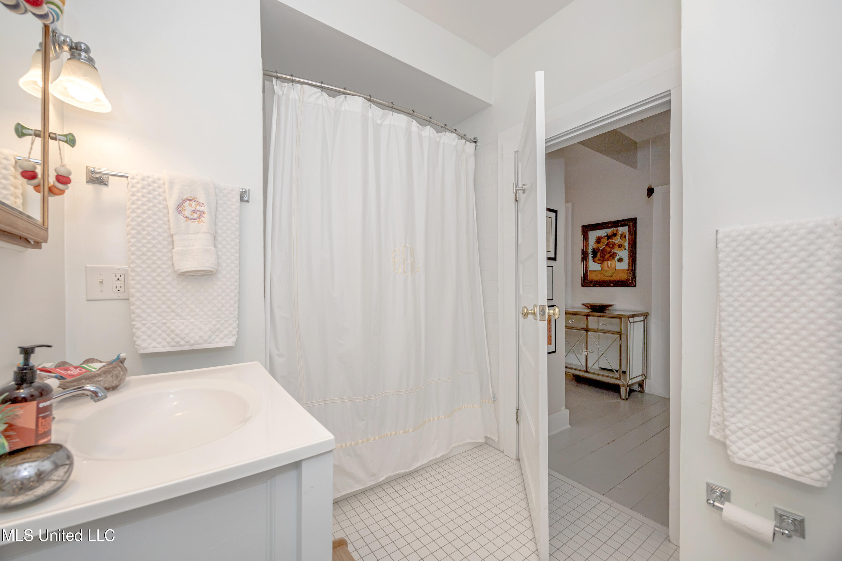 Ocean Springs, Mississippi, 39564, United States, 3 Bedrooms Bedrooms, ,2 BathroomsBathrooms,Residential,For Sale,1847227