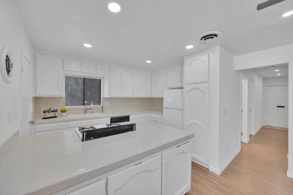 Spring Valley, California, 91977, United States, 6 Bedrooms Bedrooms, ,4 BathroomsBathrooms,Residential,For Sale,1996017