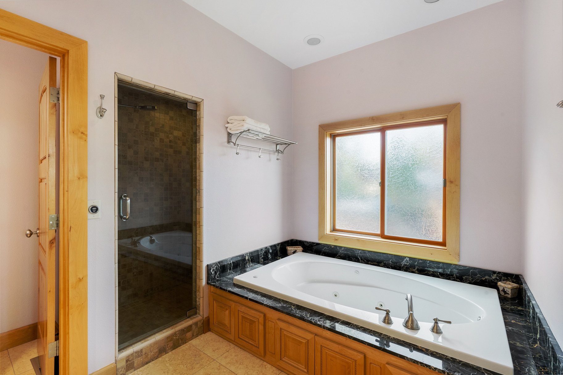  West Shore Mountain Retreat with Breathtaking Lake Views - 物件實景