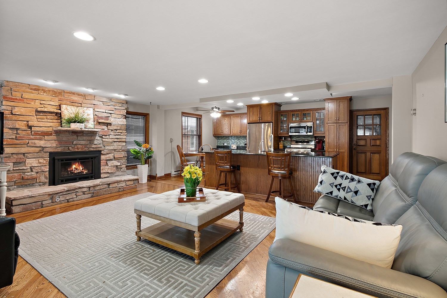 Des Plaines, Illinois, 60016, United States, 3 Bedrooms Bedrooms, ,3 BathroomsBathrooms,Residential,For Sale,2003071