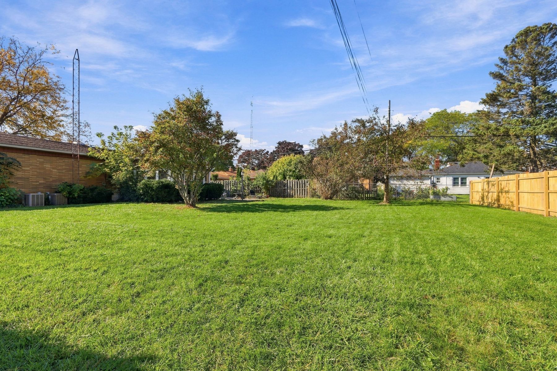  Step into this Sprawling 3BR/2.5BA Brick Ranch - 物件實景