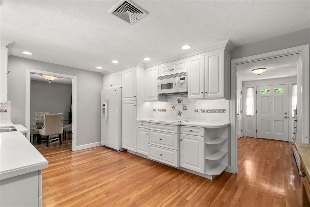 Framingham, Massachusetts, 01701, United States, 4 Bedrooms Bedrooms, ,3 BathroomsBathrooms,Residential,For Sale,1837542