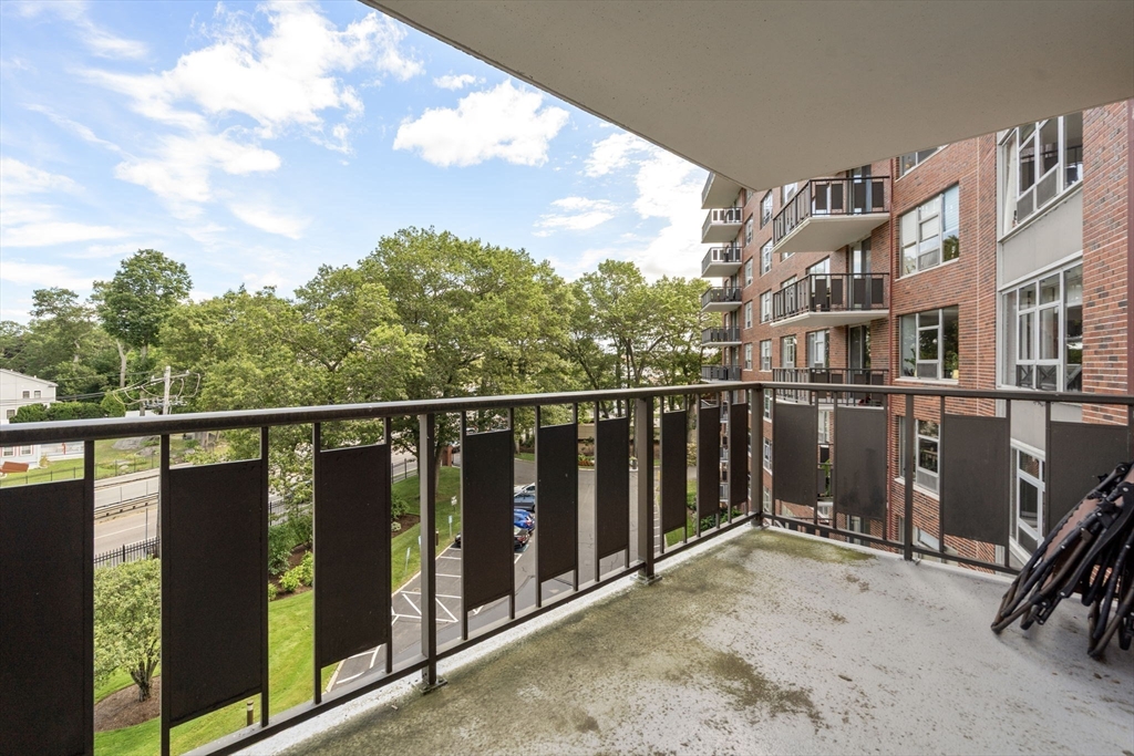 Newton, Massachusetts, 02467, United States, 2 Bedrooms Bedrooms, ,2 BathroomsBathrooms,Residential,For Sale,1901534