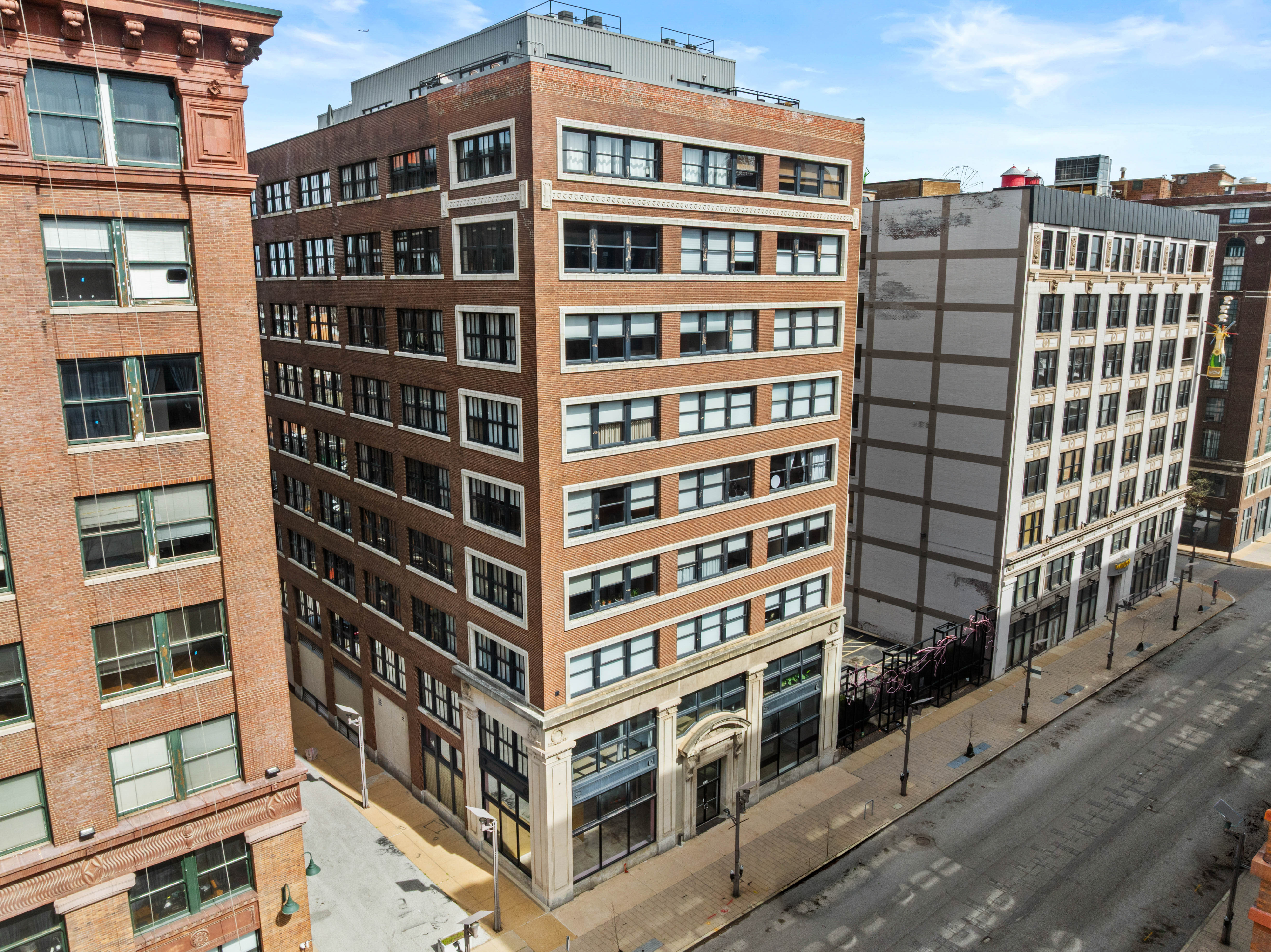  Updated Unit in the Desirable Railway Lofts - 物件實景