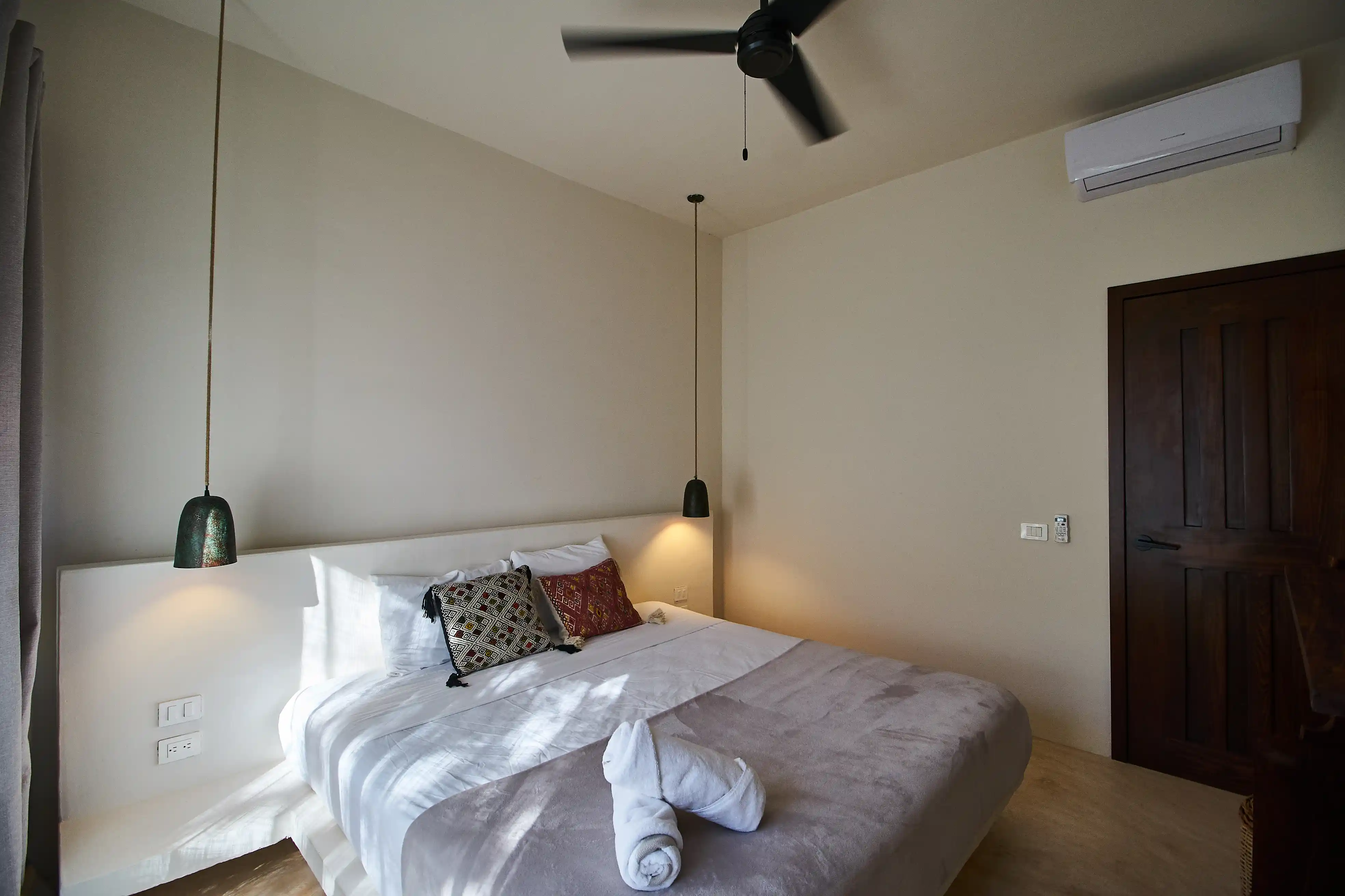  Turnkey Investment: 13-Unit Complex at Market Price - 物件實景