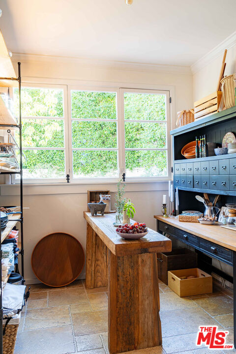 Los Angeles, California, 90004, United States, 4 Bedrooms Bedrooms, ,5 BathroomsBathrooms,Residential,For Sale,1989433