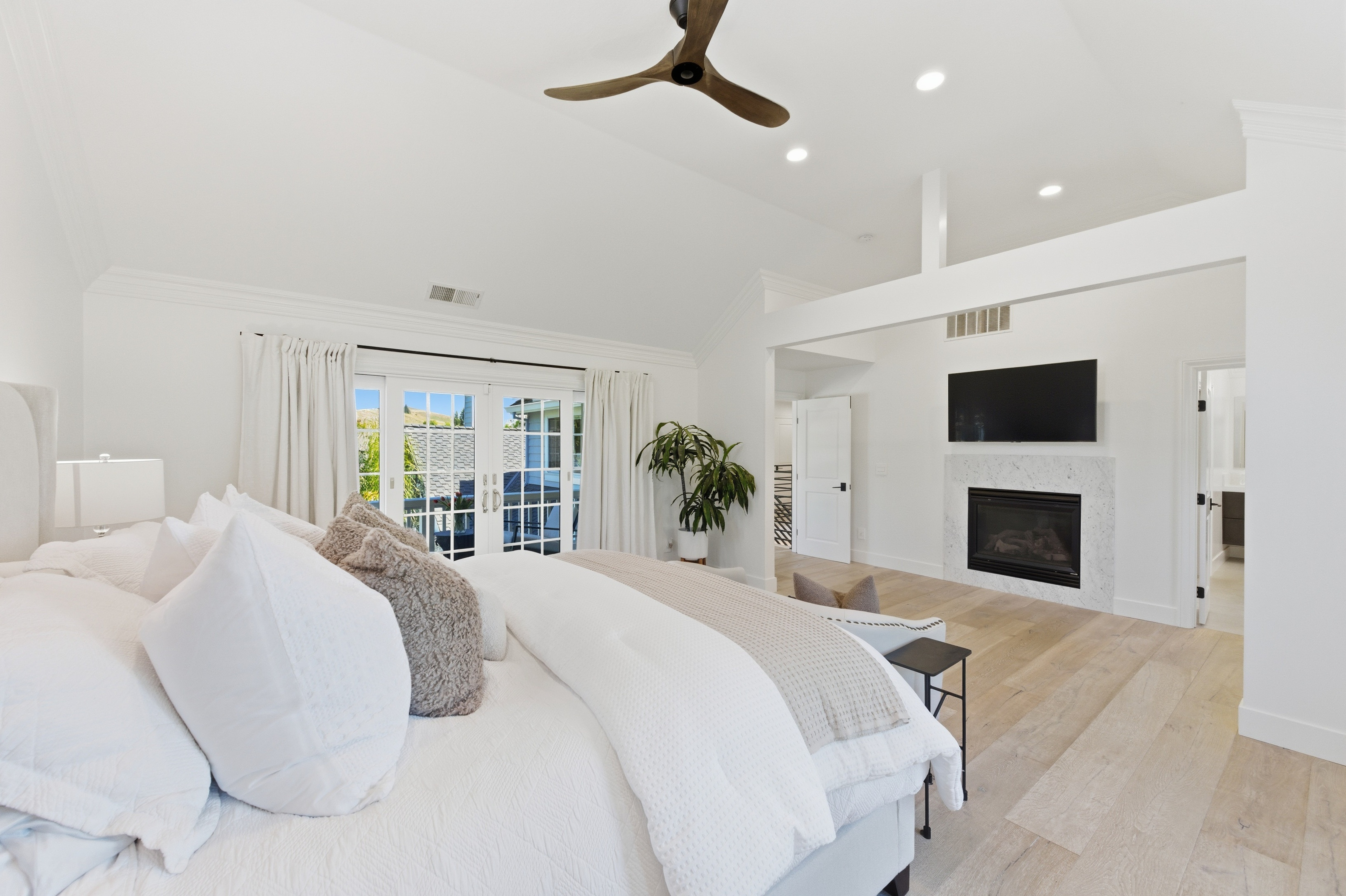  Timeless Transitional Estate with Resort-Style Backyard - 物件實景