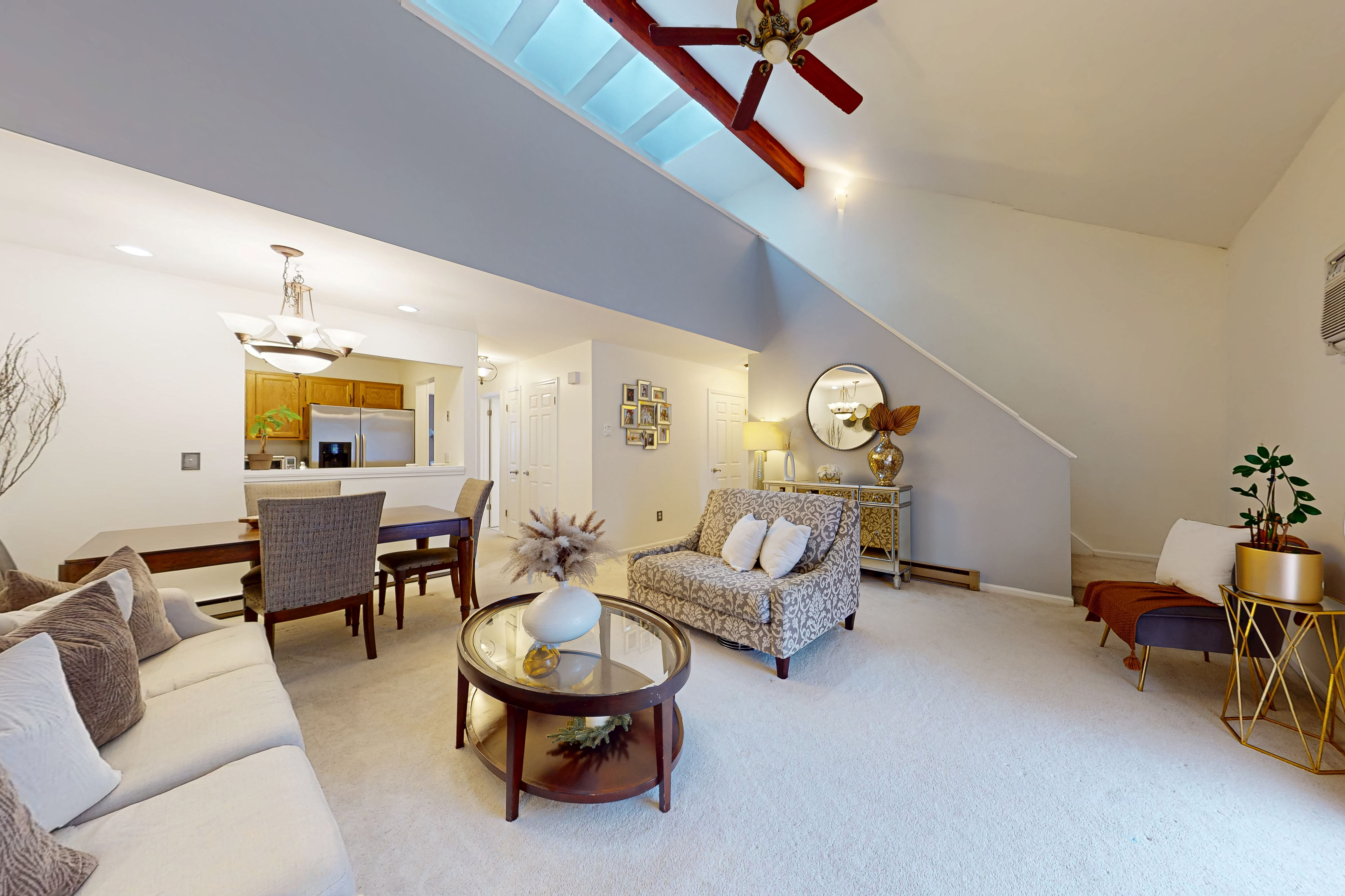  Upper Level Two-Story Townhouse - 物件實景