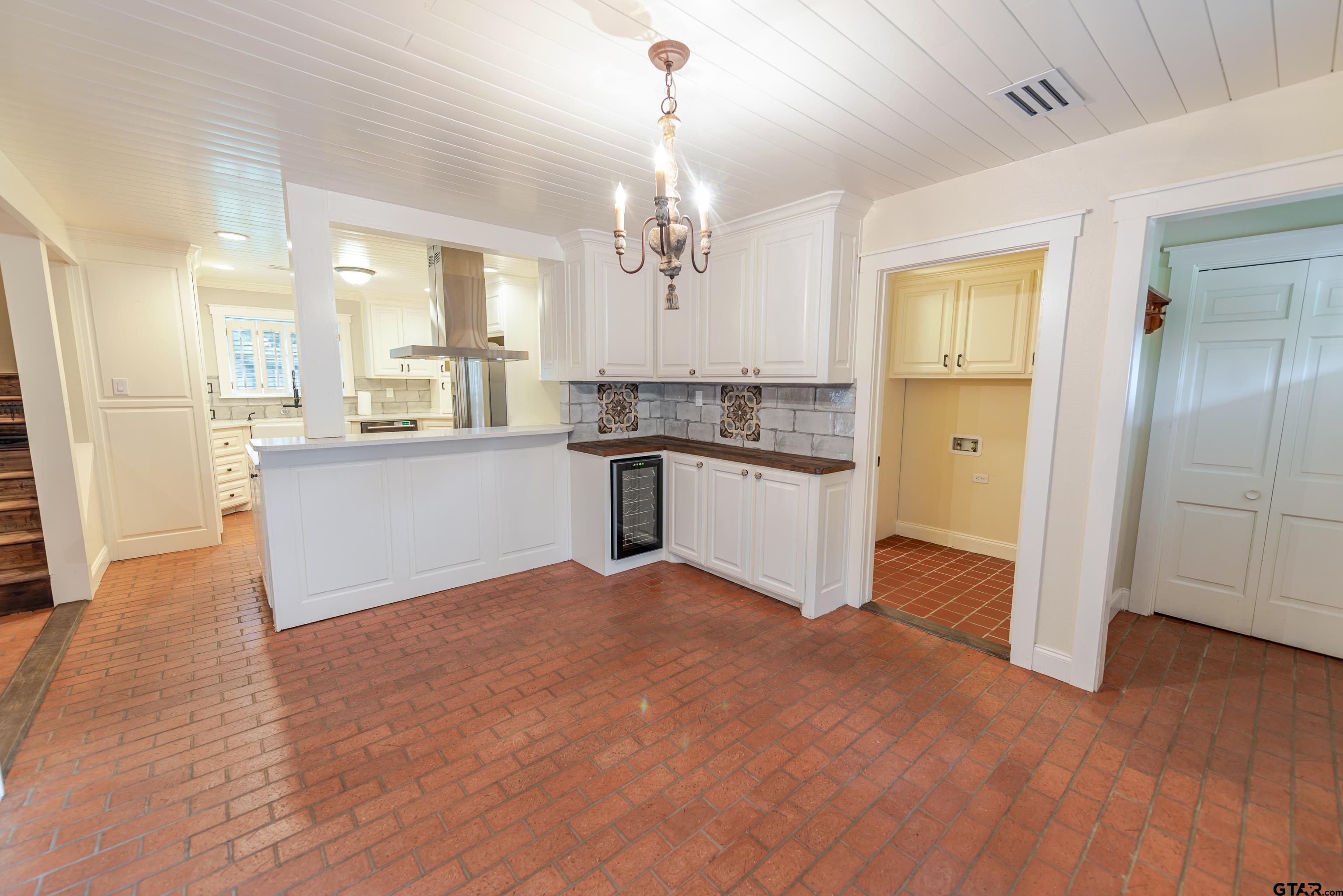 Mount Pleasant, Texas, 75455, United States, 5 Bedrooms Bedrooms, ,4 BathroomsBathrooms,Residential,For Sale,1975912