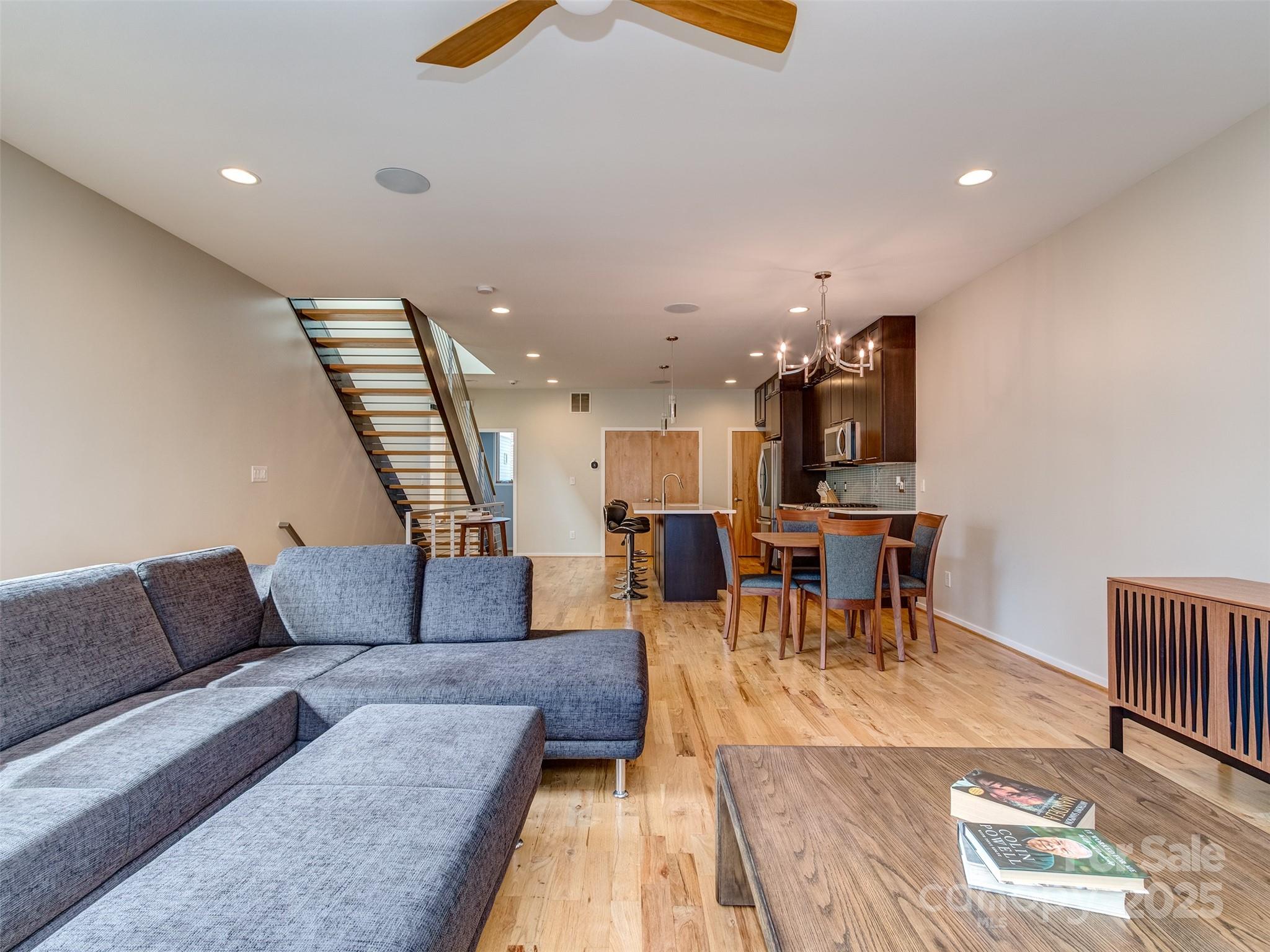 Charlotte, North Carolina, 28202, United States, 2 Bedrooms Bedrooms, ,3 BathroomsBathrooms,Residential,For Sale,1913146