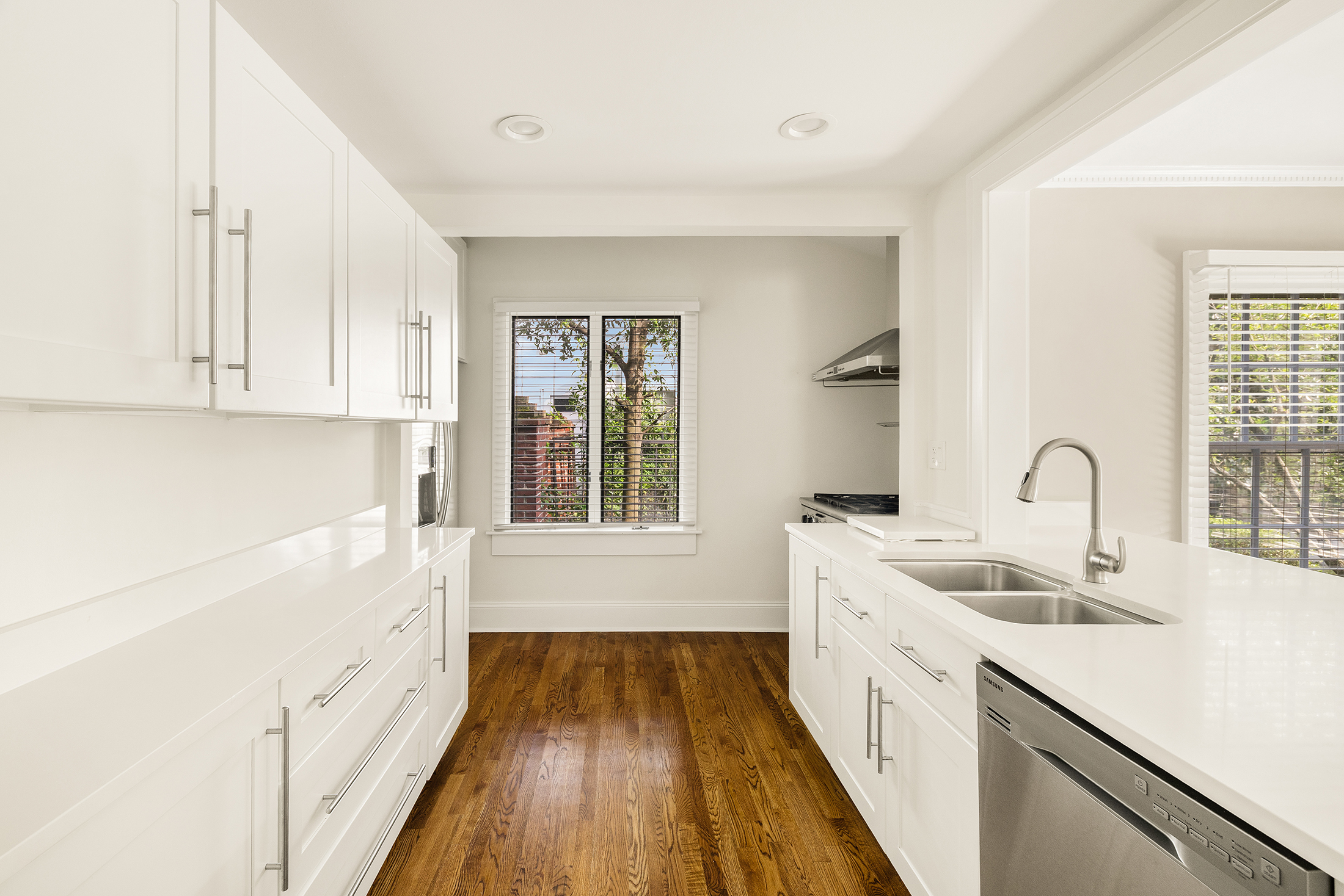  Charming Bungalow in the Heart of Sought-after Brookwood - 物件實景
