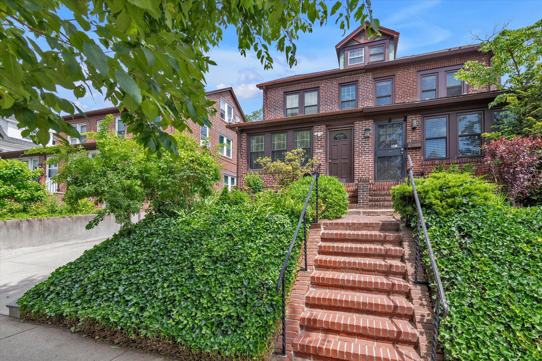  ?REMARKABLY RENOVATED SEMI DETACHED HOME IN FOREST HILLS HILLS? - 物件實景