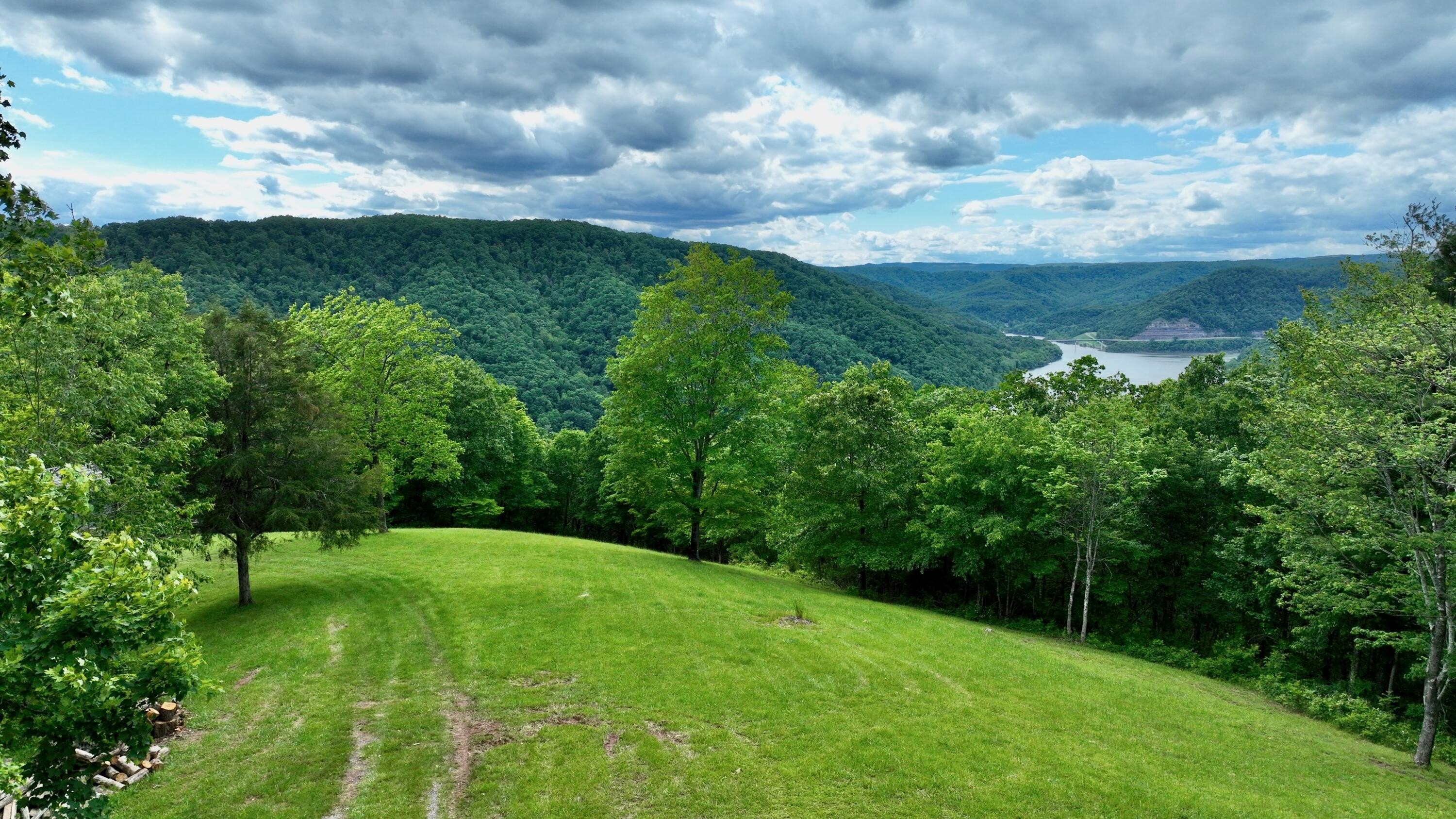 Hinton, West Virginia, 25951, United States, 3 Bedrooms Bedrooms, ,2 BathroomsBathrooms,Residential,For Sale,1847194
