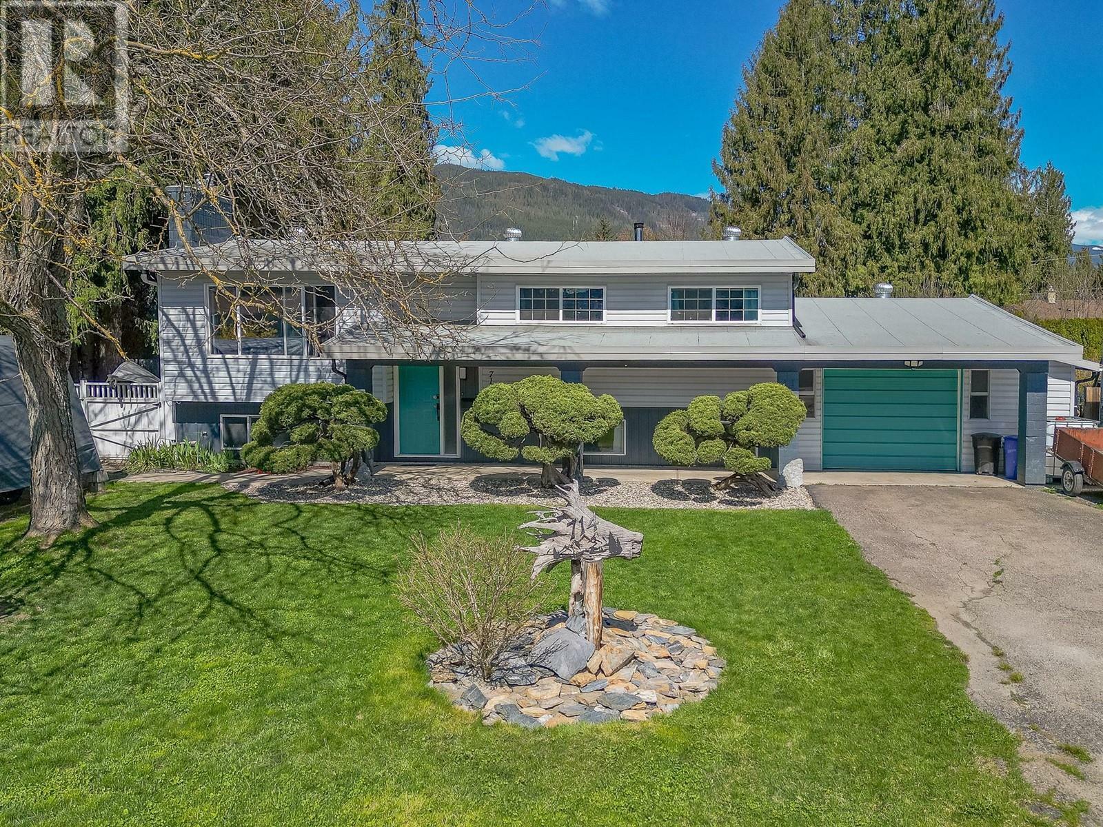 SICAMOUS, British Columbia, V0E 2V1, CA, 5 Bedrooms Bedrooms, ,2 BathroomsBathrooms,Residential,For Sale,1838674