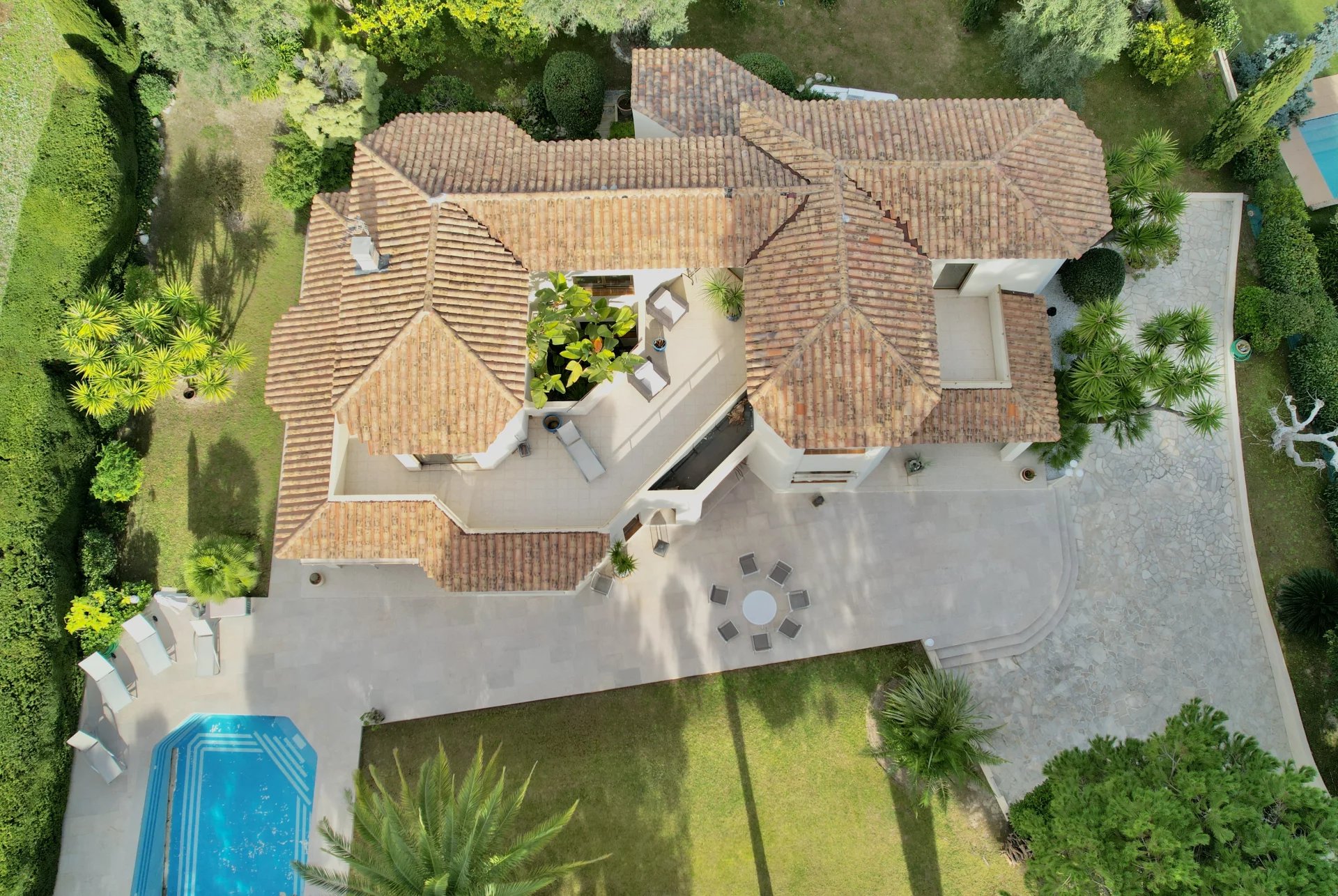 Nice, Provence-Alpes-Côte d’Azur, 06000, FR, 4 Bedrooms Bedrooms, ,4 BathroomsBathrooms,Residential,For Sale,1999651