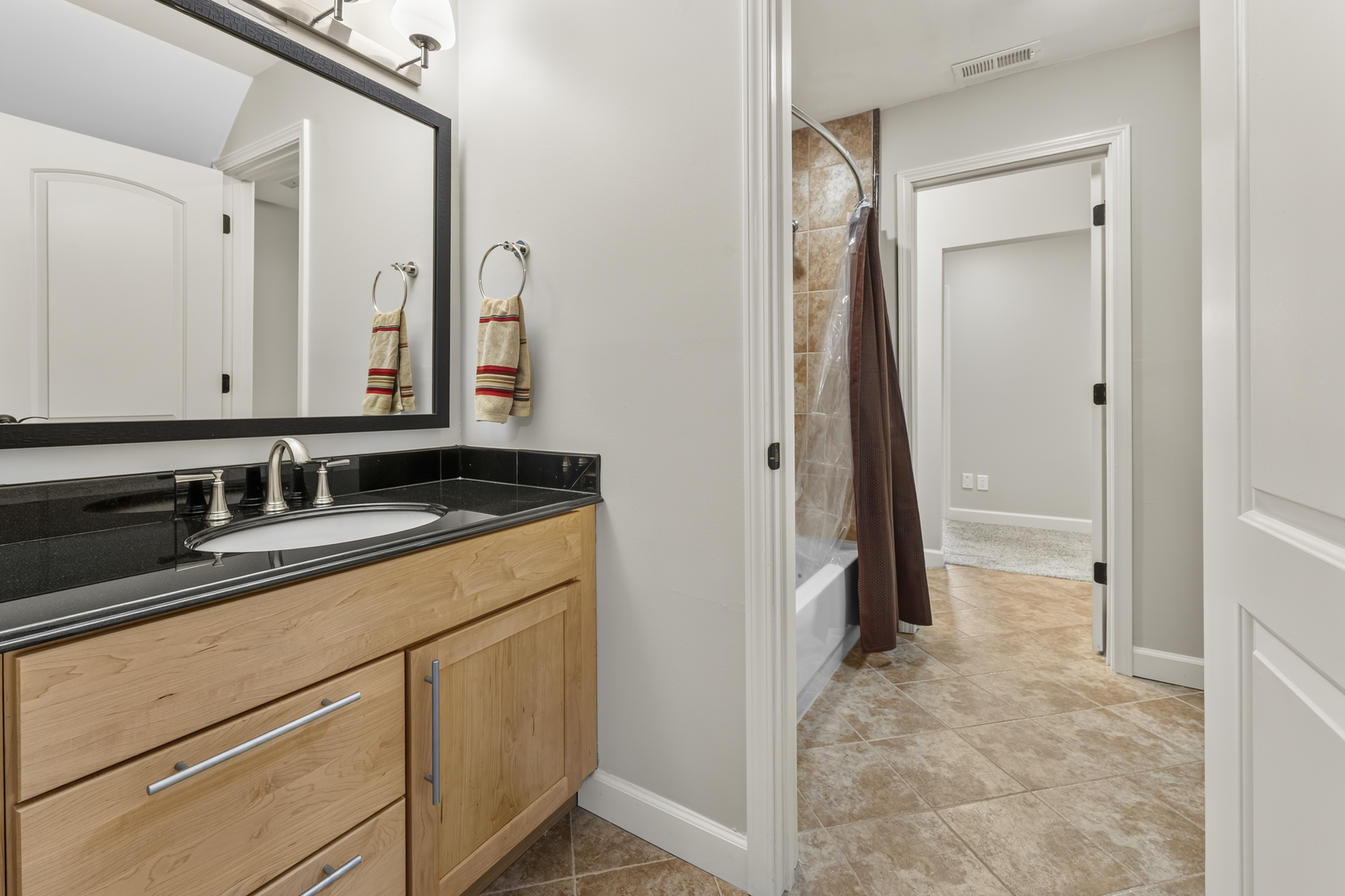  Exquisitely Renovated Home in the heart of Town & Country - 物件實景