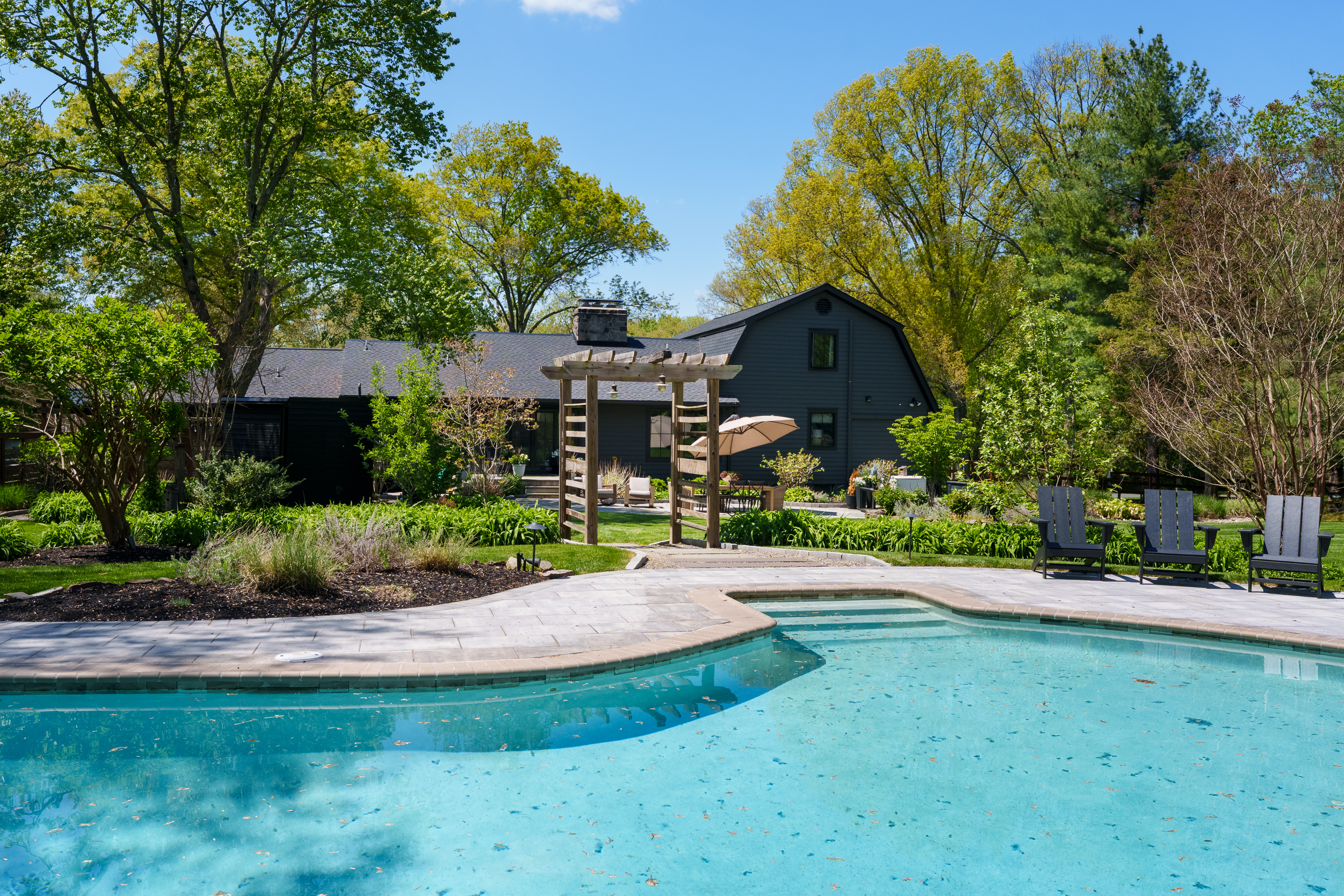  Turnkey Home Featuring Designer Kitchen, New Baths, and Resort-Style Yard - 物件實景