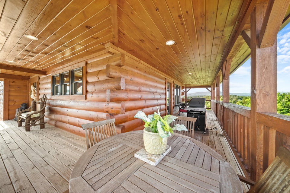 Sevierville, Tennessee, 37876, United States, 4 Bedrooms Bedrooms, ,6 BathroomsBathrooms,Residential,For Sale,1976346