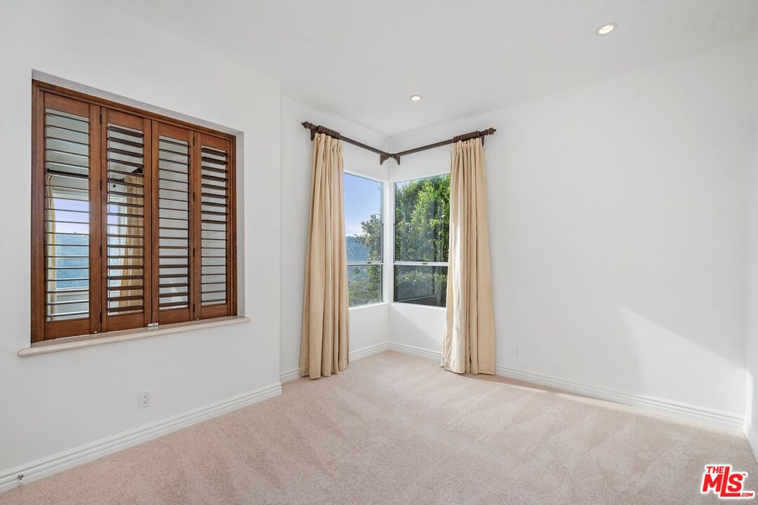 Pacific Palisades, California, 90272, United States, 2 Bedrooms Bedrooms, ,2 BathroomsBathrooms,Residential,For Sale,1991274