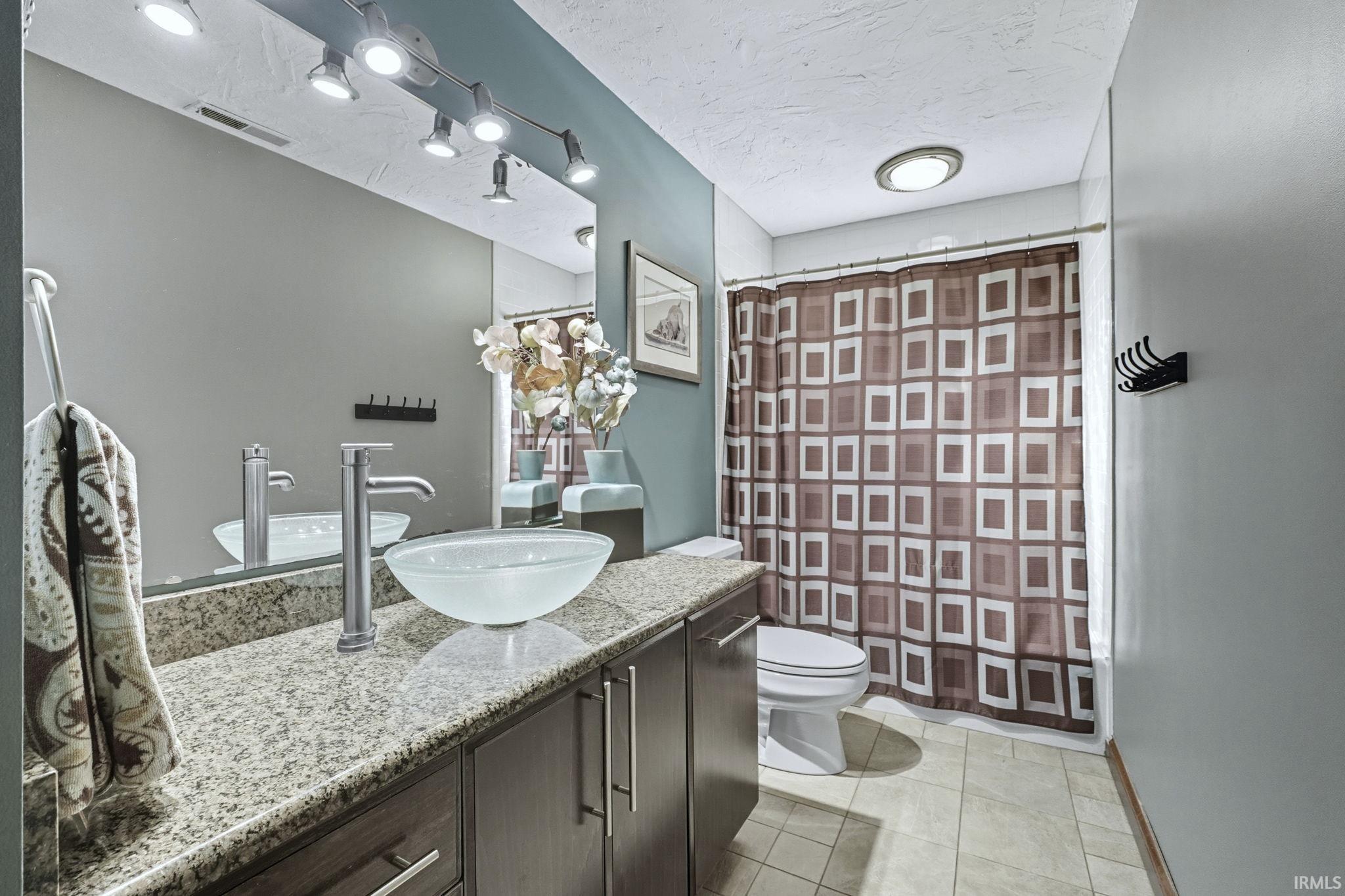 Auburn, Indiana, 46706-9510, United States, 4 Bedrooms Bedrooms, ,5 BathroomsBathrooms,Residential,For Sale,1984522