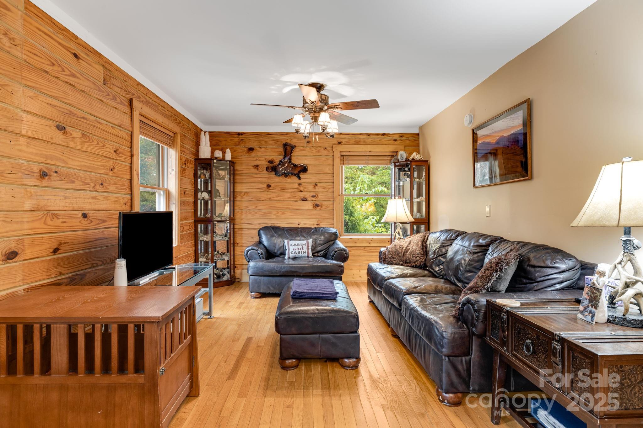 Spruce Pine, North Carolina, 28777, United States, 3 Bedrooms Bedrooms, ,3 BathroomsBathrooms,Residential,For Sale,1991683