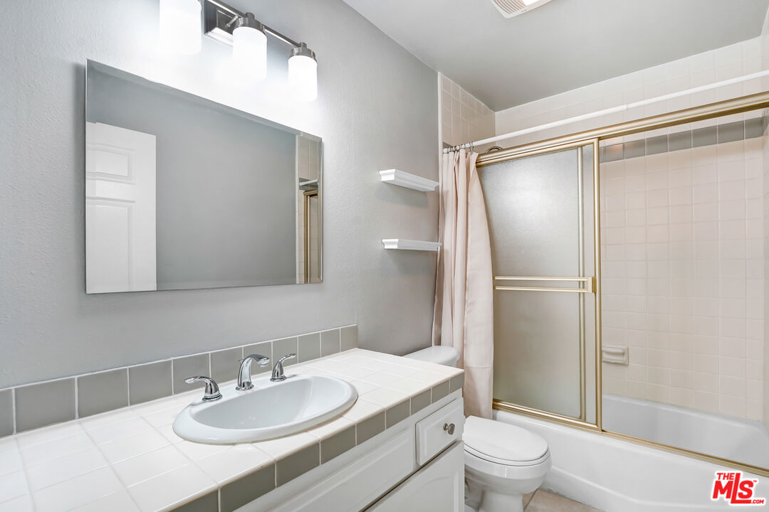 Sherman Oaks, California, 91403, United States, 2 Bedrooms Bedrooms, ,3 BathroomsBathrooms,Residential,For Sale,1900859